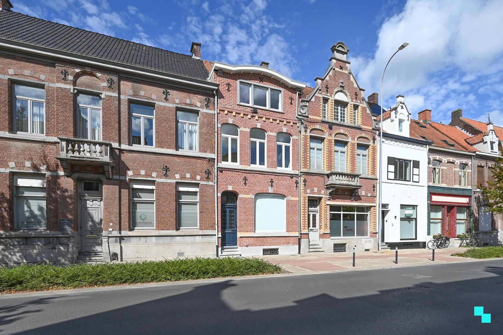 Prachtig & compleet gerenoveerde burgerwoning in hartje Izegem foto {{pictureIndex}}