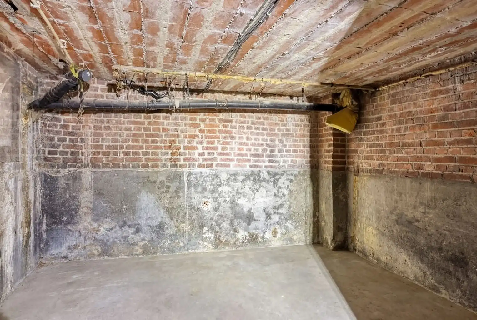 Te renoveren hoekwoning met tal van mogelijkheden, gelegen op een absolute toplocatie in het hart van het historisch stadscentrum van Bree.  foto 32