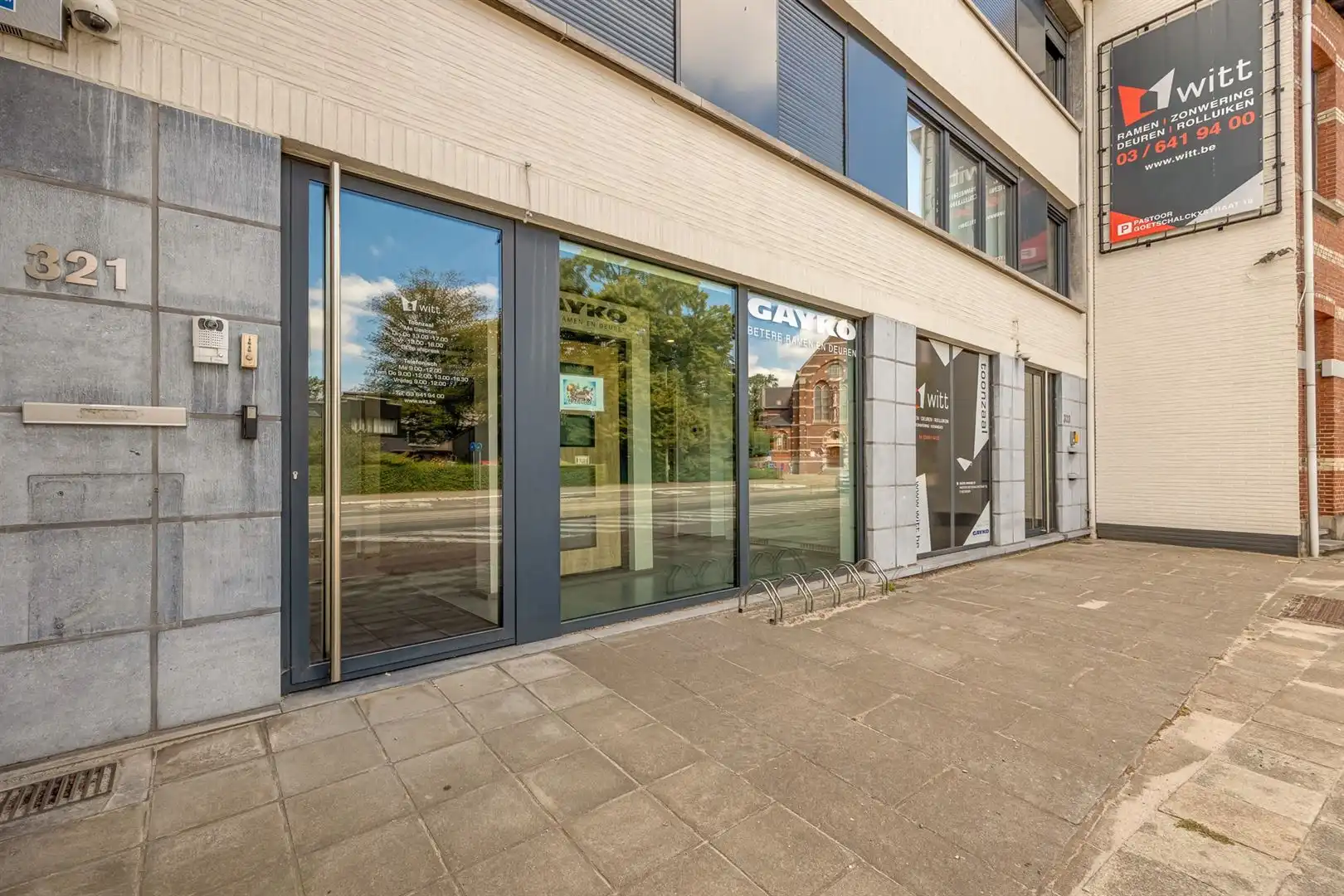 Commerciële toplocatie met privéparking foto 2