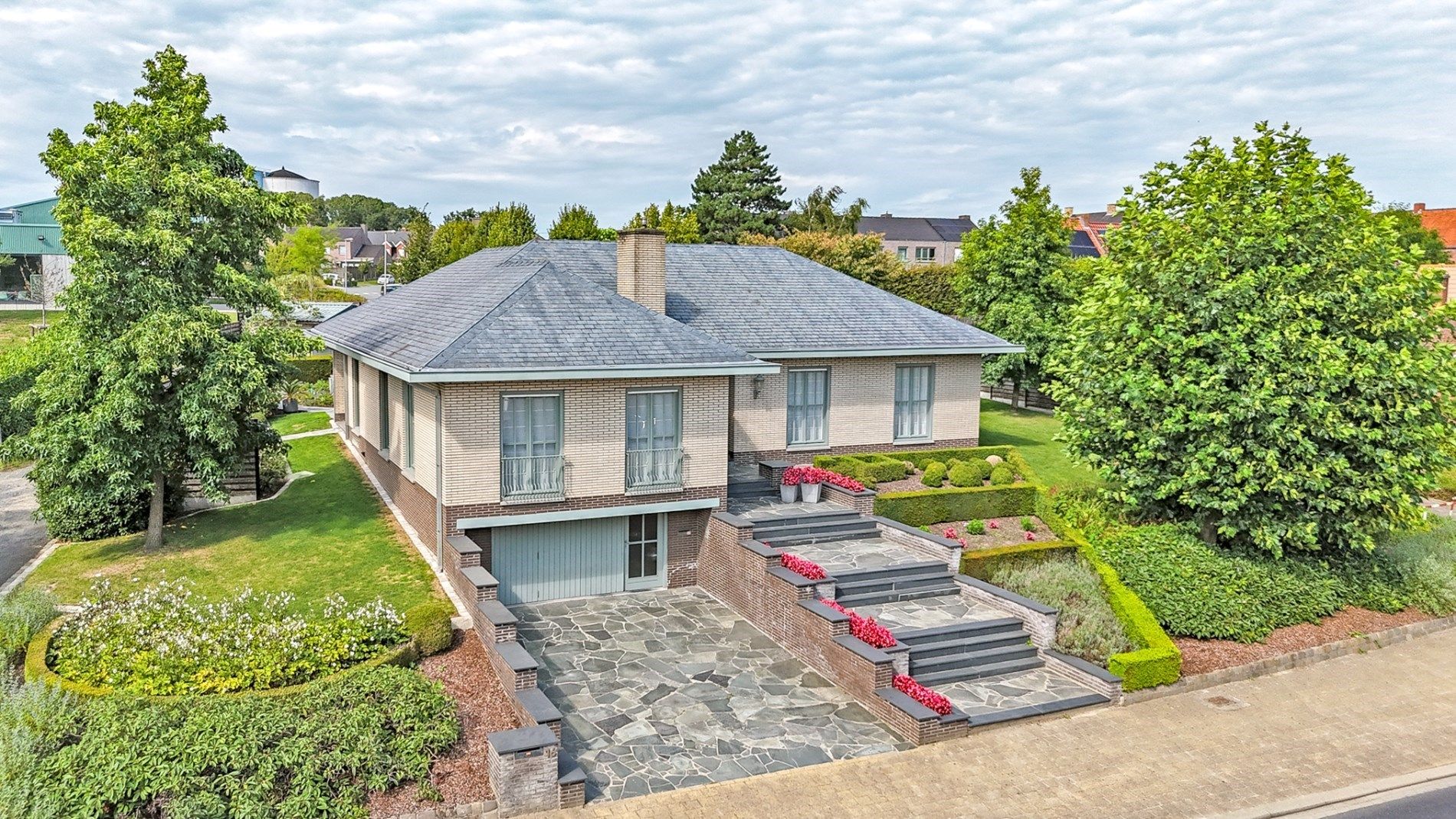 Ruime villa met prachtige tuin en 4 slaapkamers met mogelijkheid tot uitbreiding! foto 3