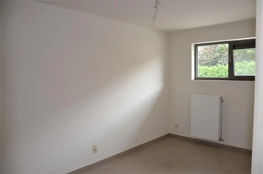 Gelijkvloers recent appartement met tuin. foto 12