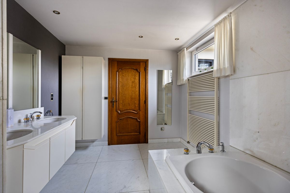 Ruime gelijkvloerse woning met bedrijfshal foto 21