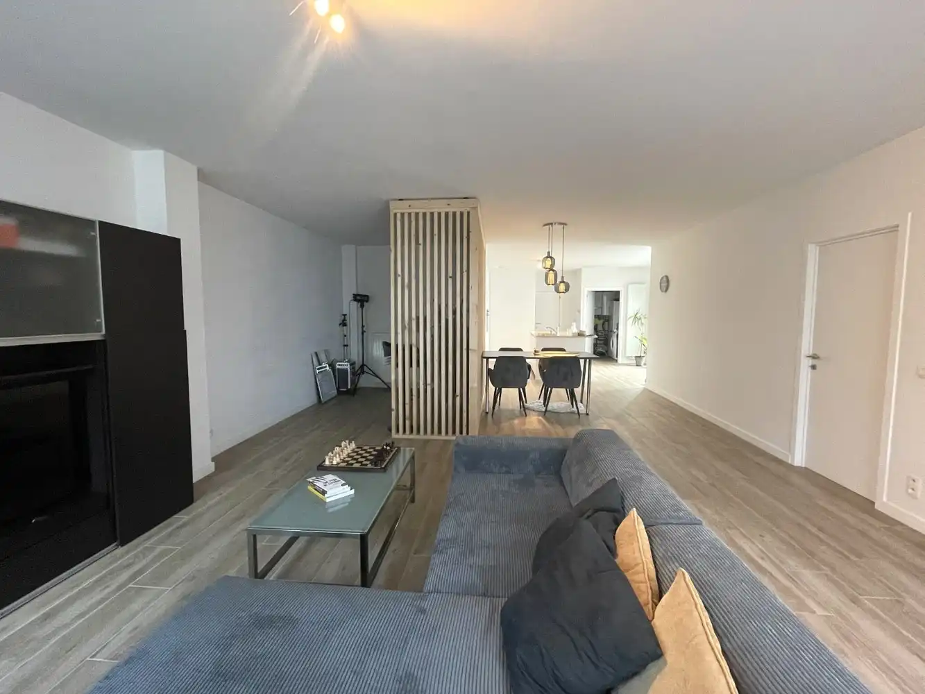 Instapklaar en polyvalent handelspand met 2 handelsruimten en ruim appartement foto 9