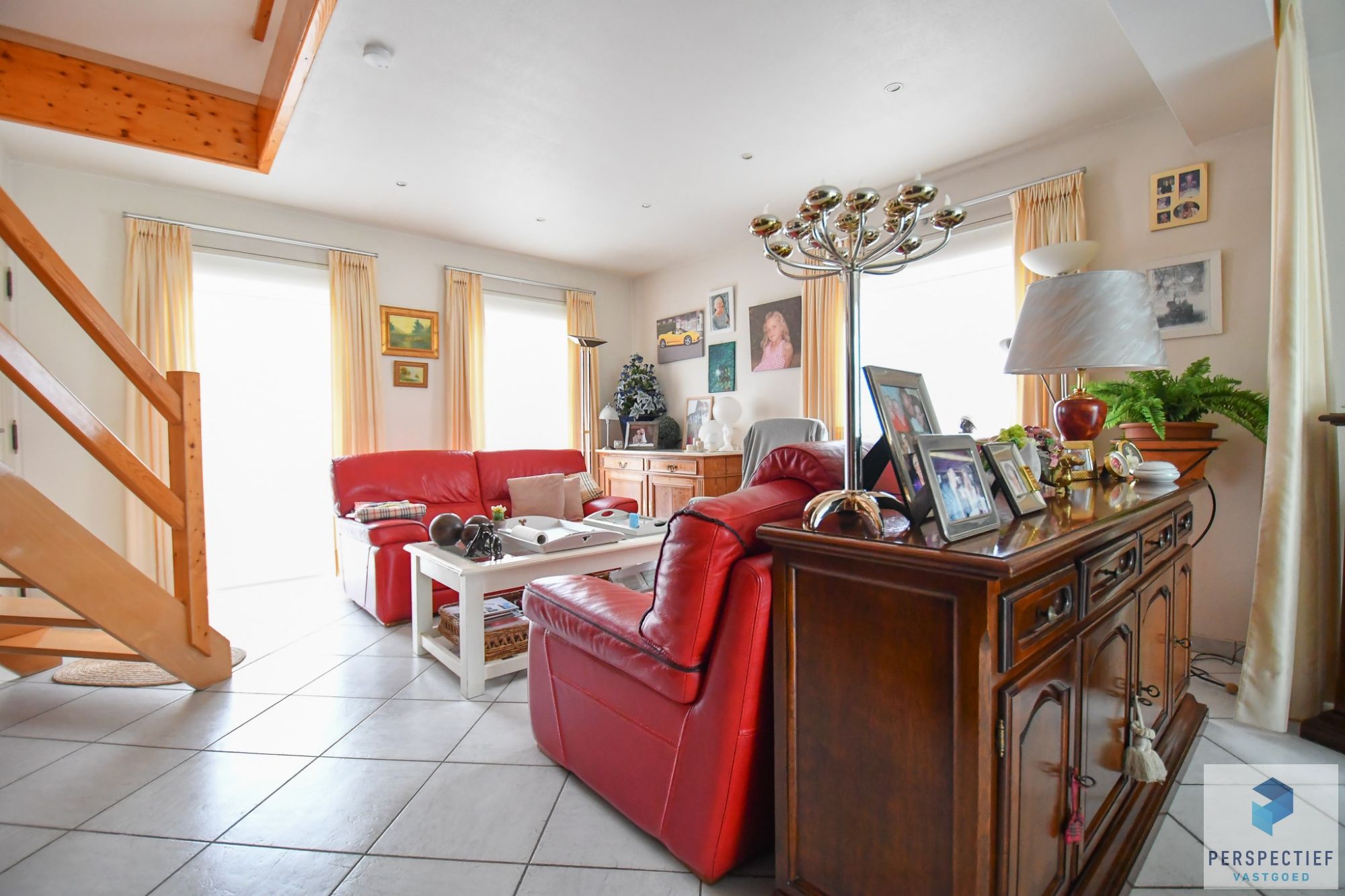 Statige ruime villa met loods en ingerichte studio in een rustige omgeving foto 6