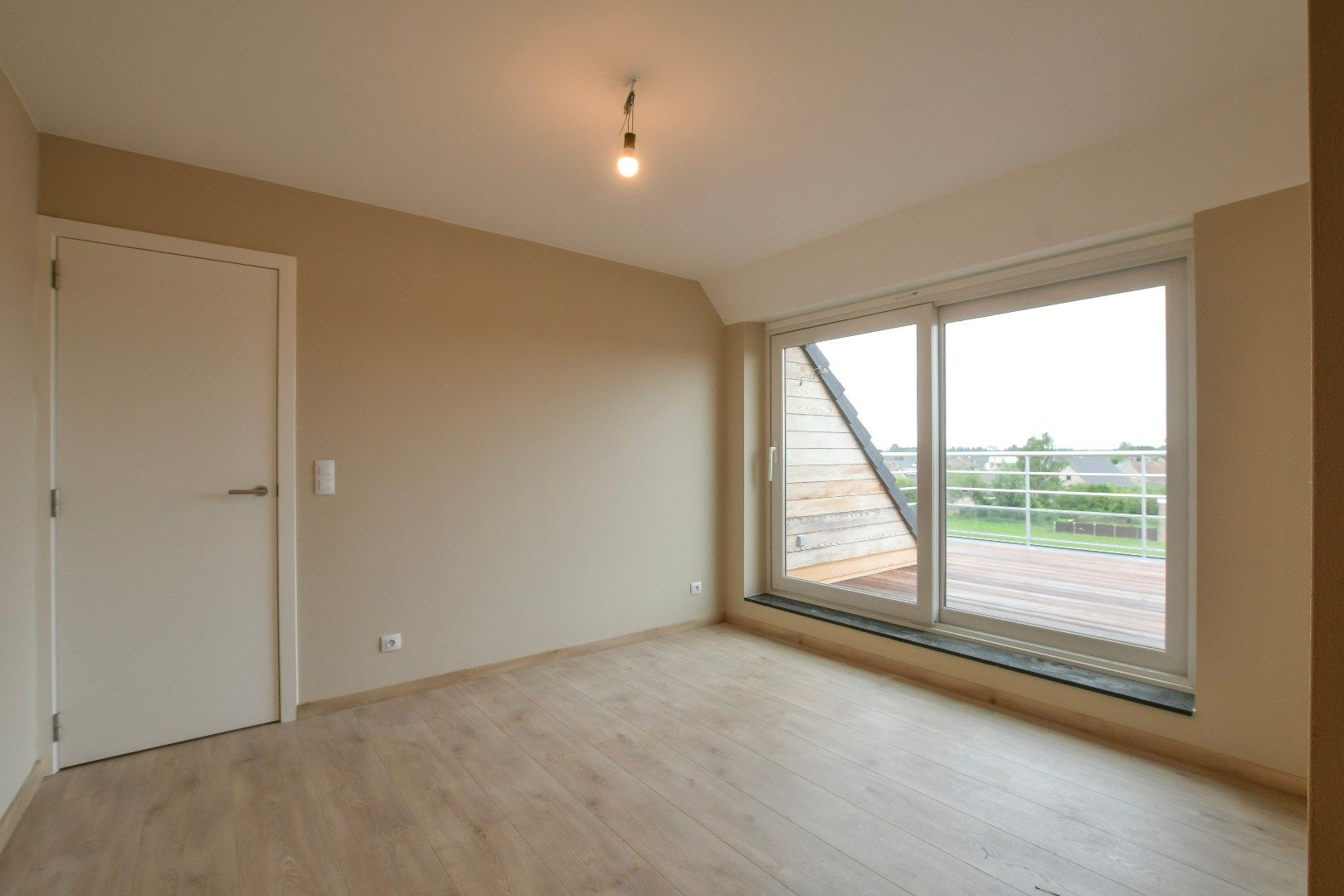 Zeer ruim nieuwbouwapp met 2 slpk en autostaanplaats in het centrum van Eernegem foto 5