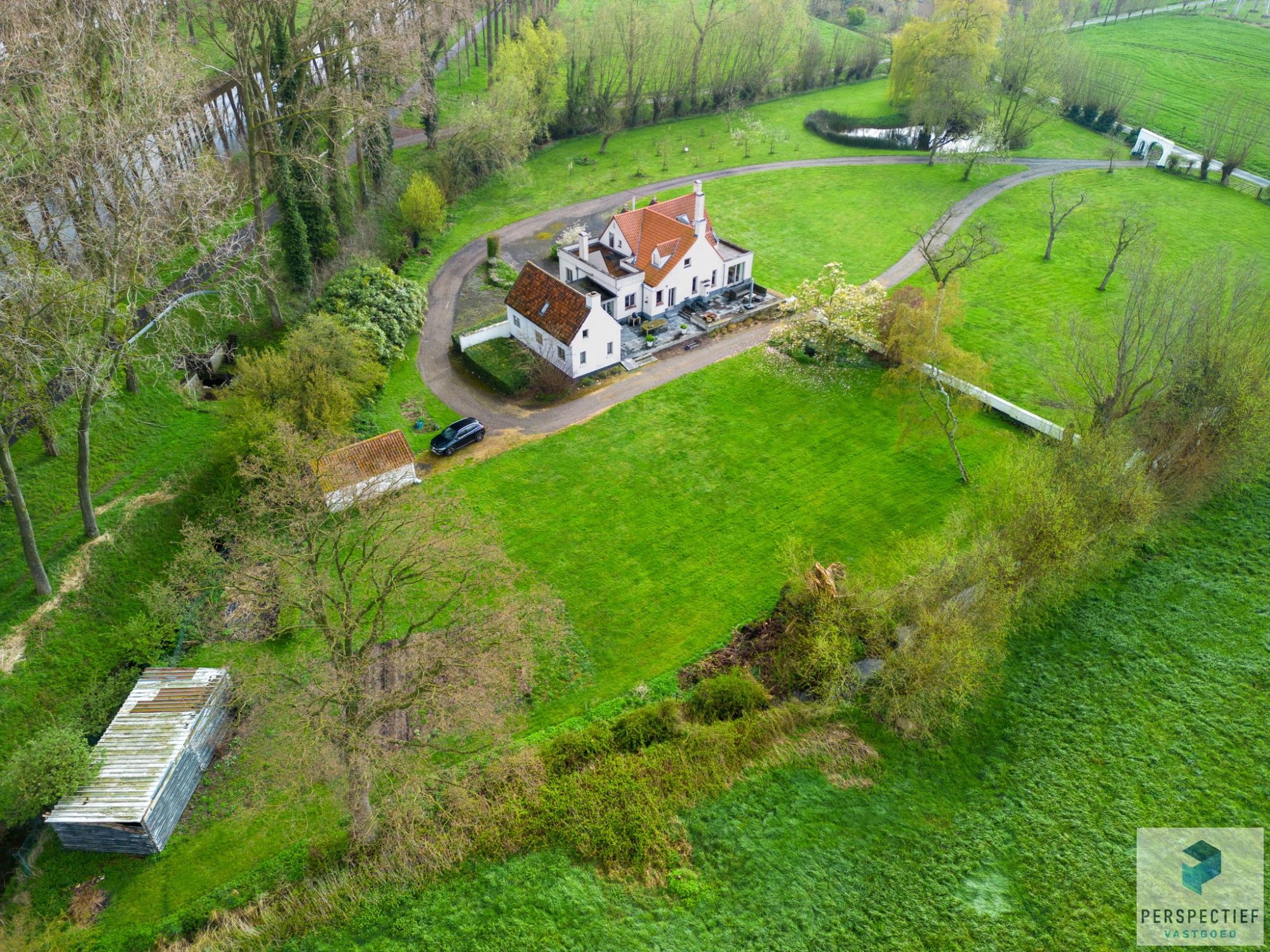 Karaktervolle, op te knappen landhuis aan Schipdonkkanaal in Damme foto 1