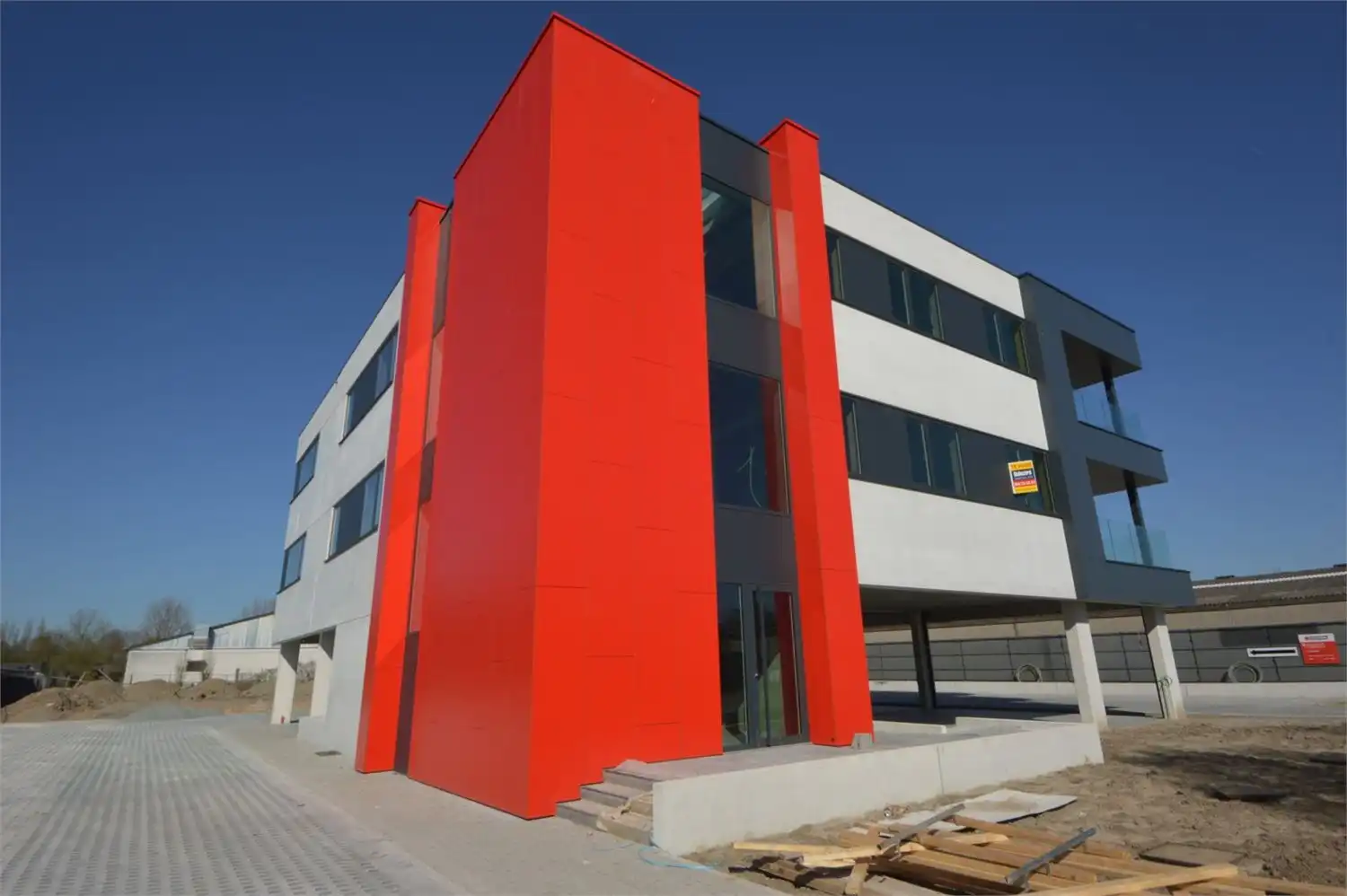 NIEUWBOUWKANTOREN MET PARKING NABIJ E40 foto {{pictureIndex}}