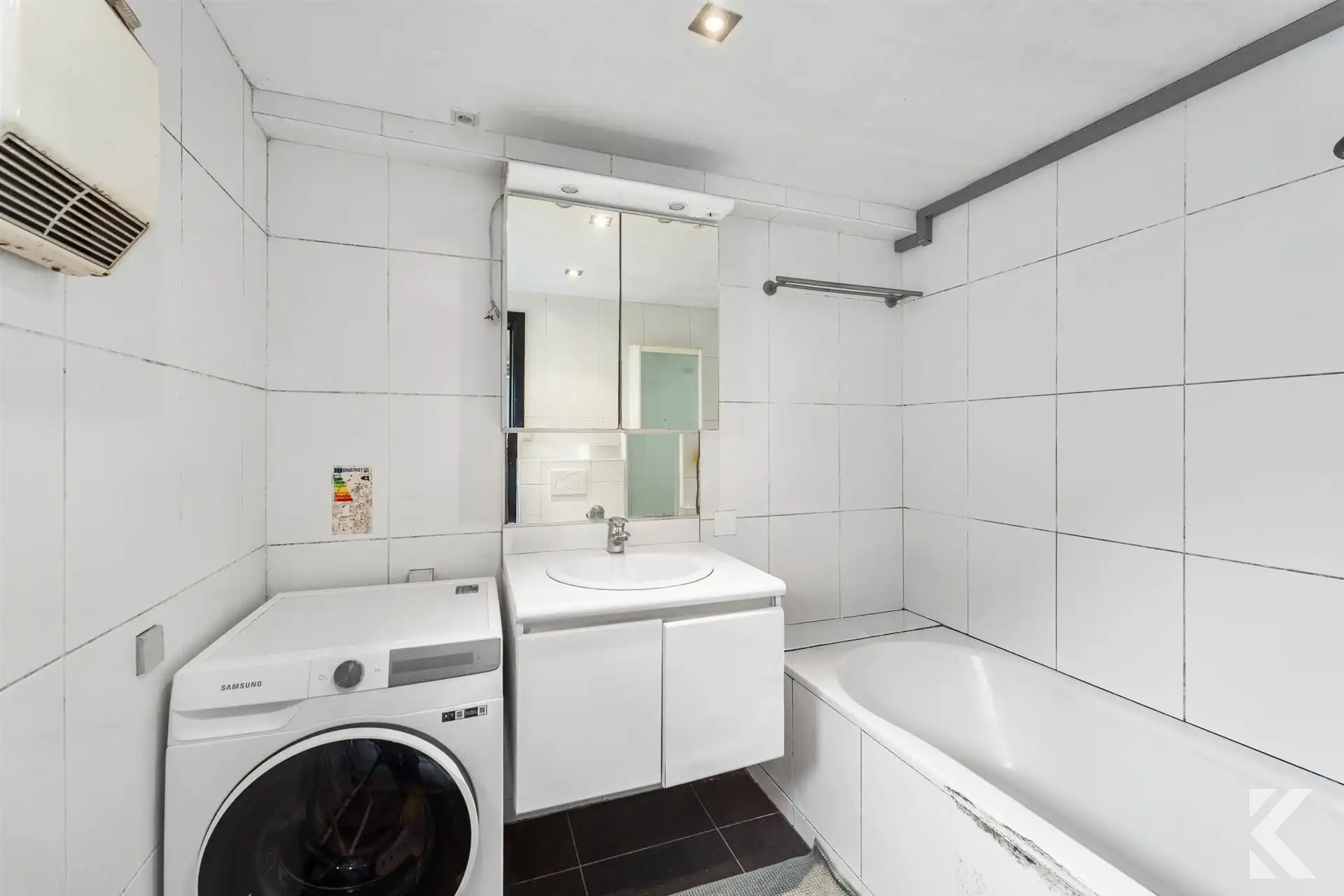 Volledig gerenoveerde woning met 3 slpk, 2 bdk,zonnige koer foto 15