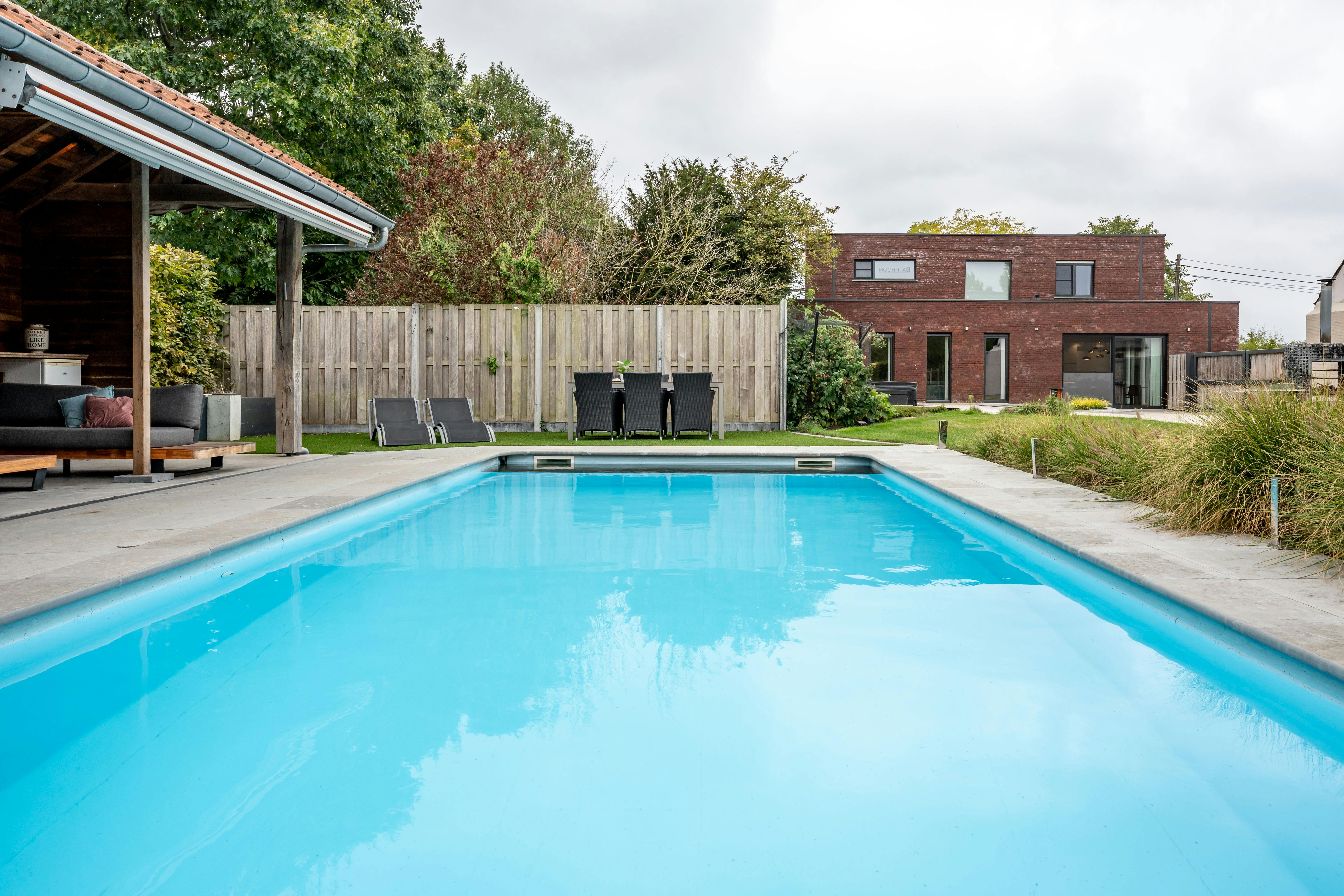 Moderne villa met zwembad en atelier te koop in Evergem foto {{pictureIndex}}