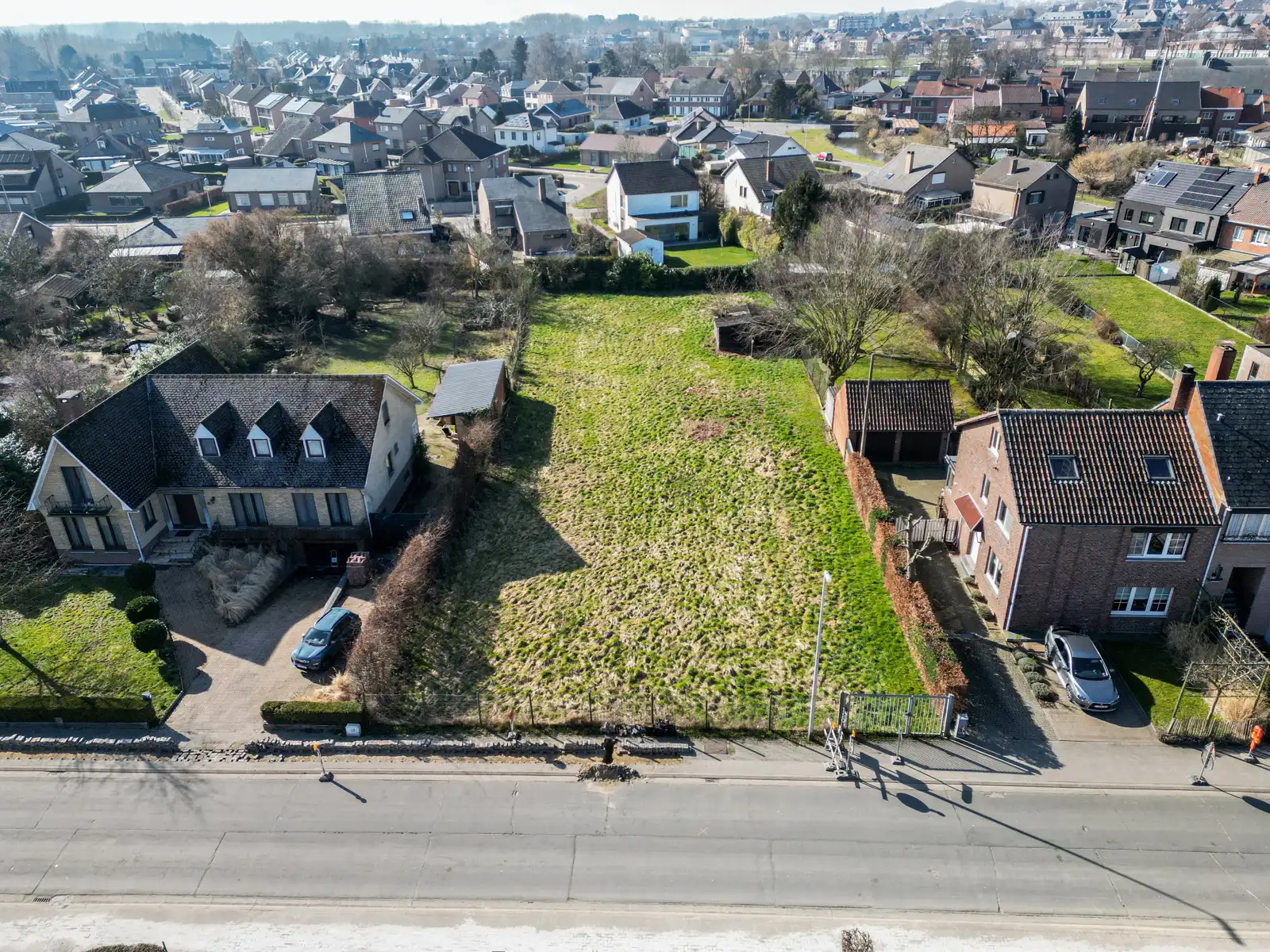 BOUWGROND 1.739 m² - OB - CENTRAAL - ACHTERGEVEL OP Z-W foto {{pictureIndex}}