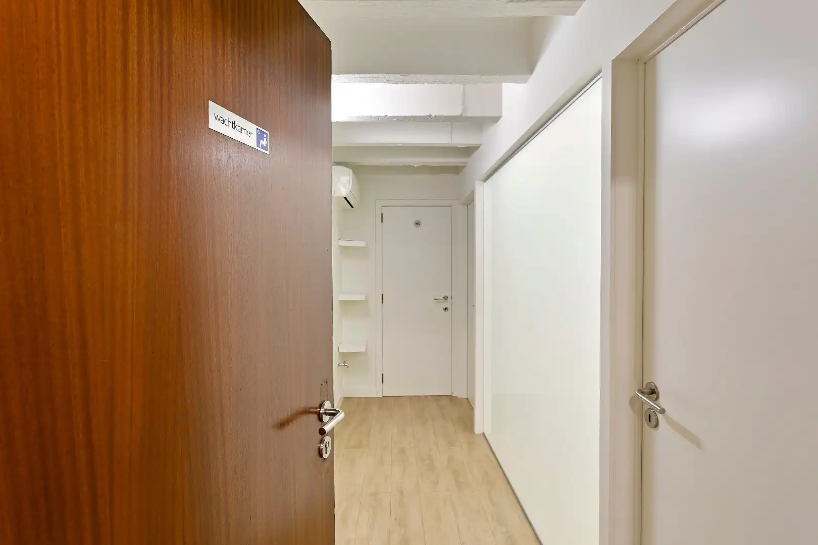 Ideale praktijk-, kantoor- of handelsruimte in het centrum van Kortrijk! foto 9