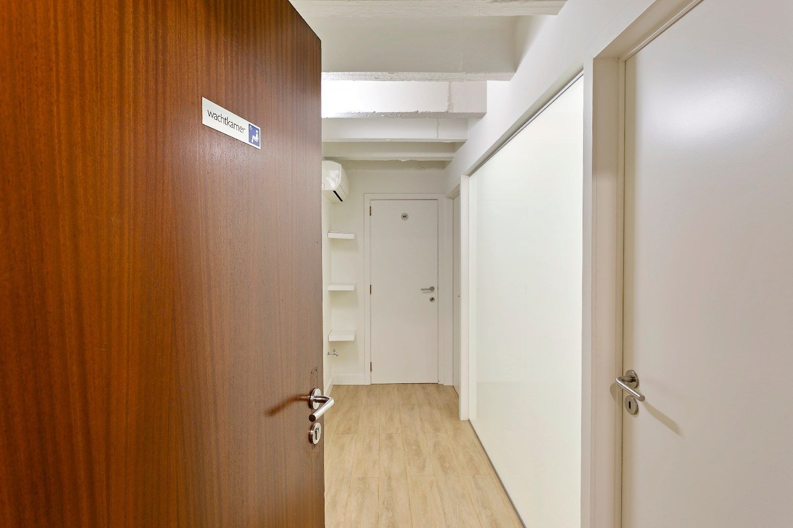 Ideale praktijk-, kantoor- of handelsruimte in het centrum van Kortrijk! foto 9