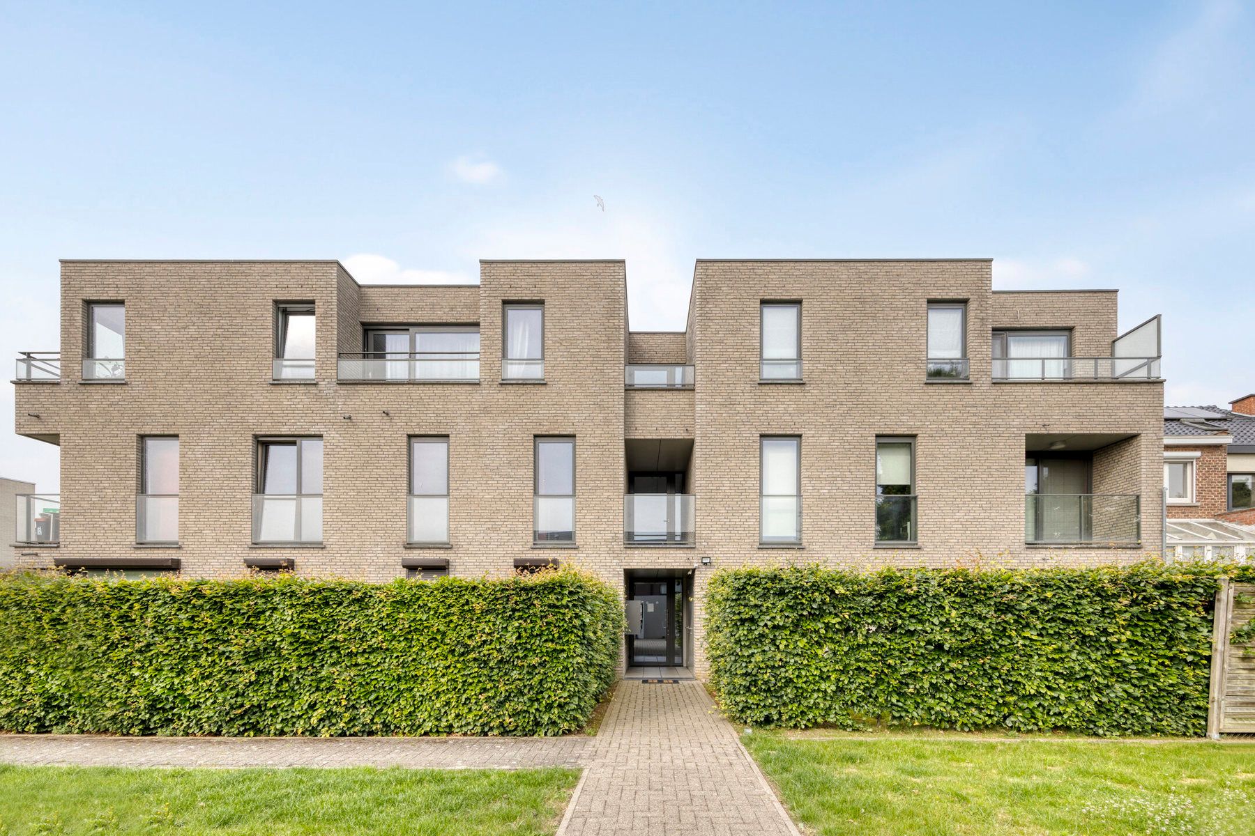 Ruim gelijkvloersappartement met tuin en garage foto {{pictureIndex}}