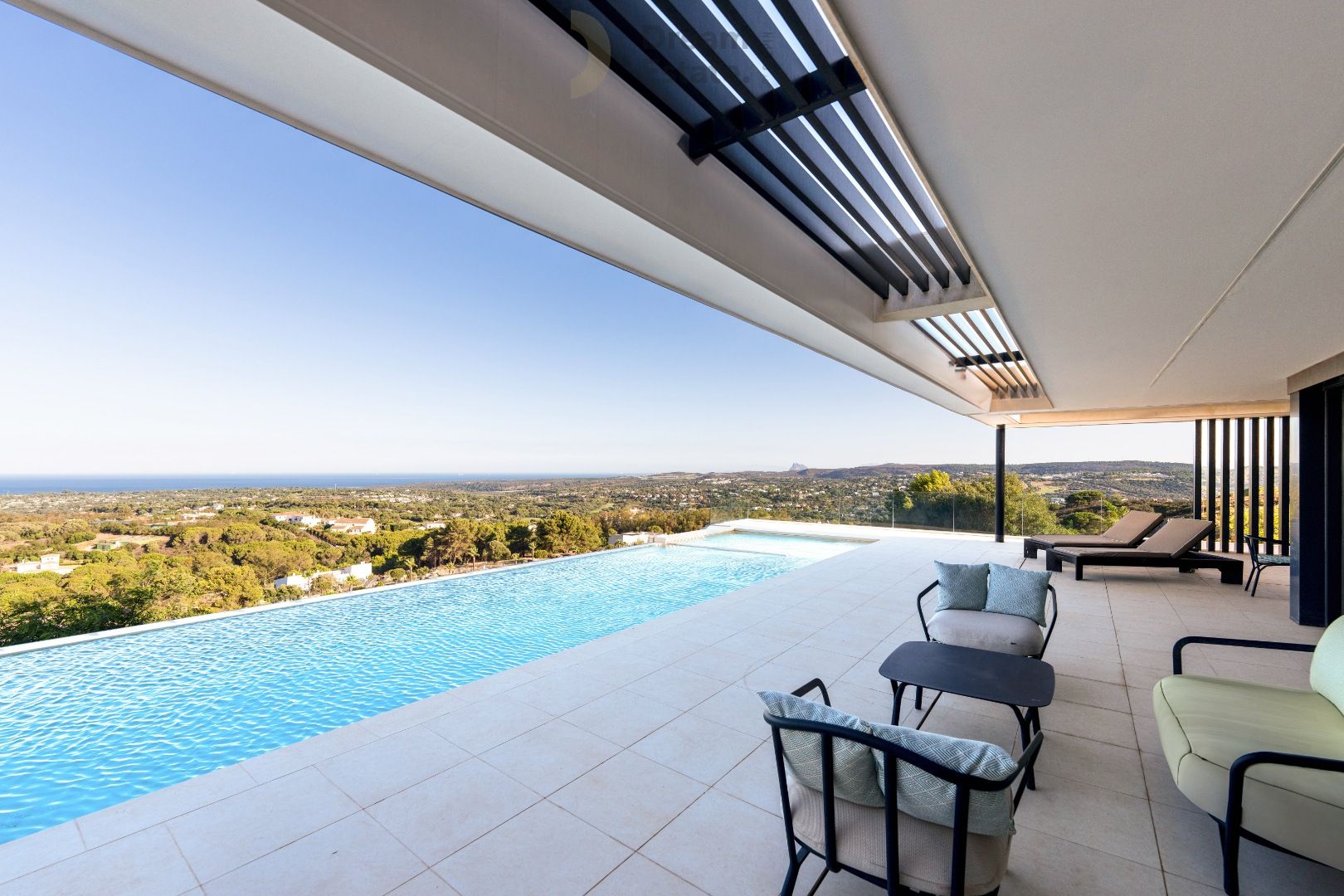 Tijdloze villa met panoramische zeezichten in het prestigieuze Sotogrande foto 10