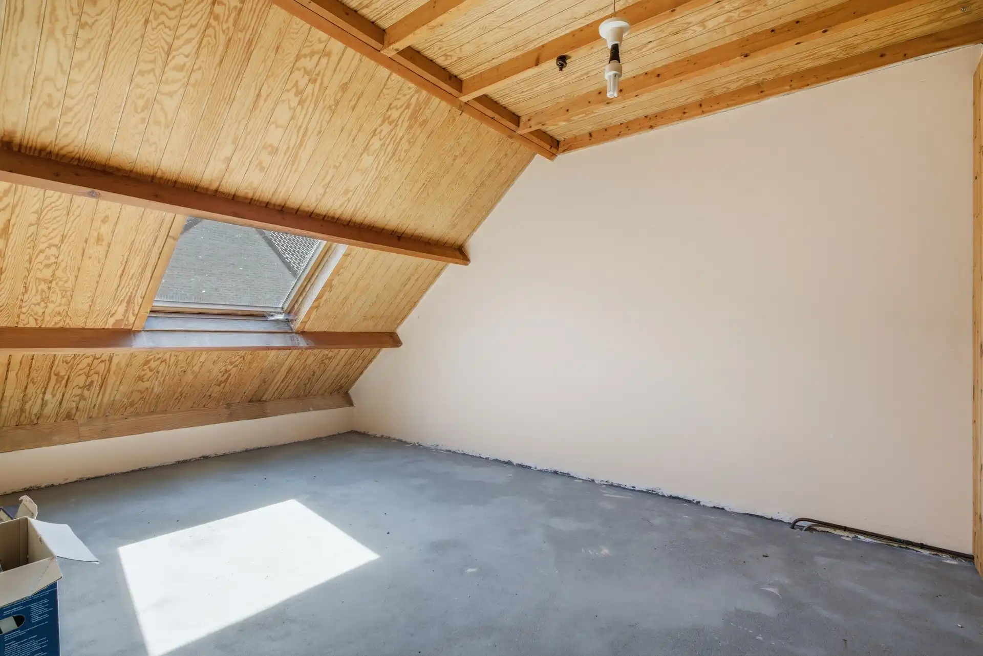 degelijke en op te frissen woning met 4 slaapkamers en 2 badkamers foto 11