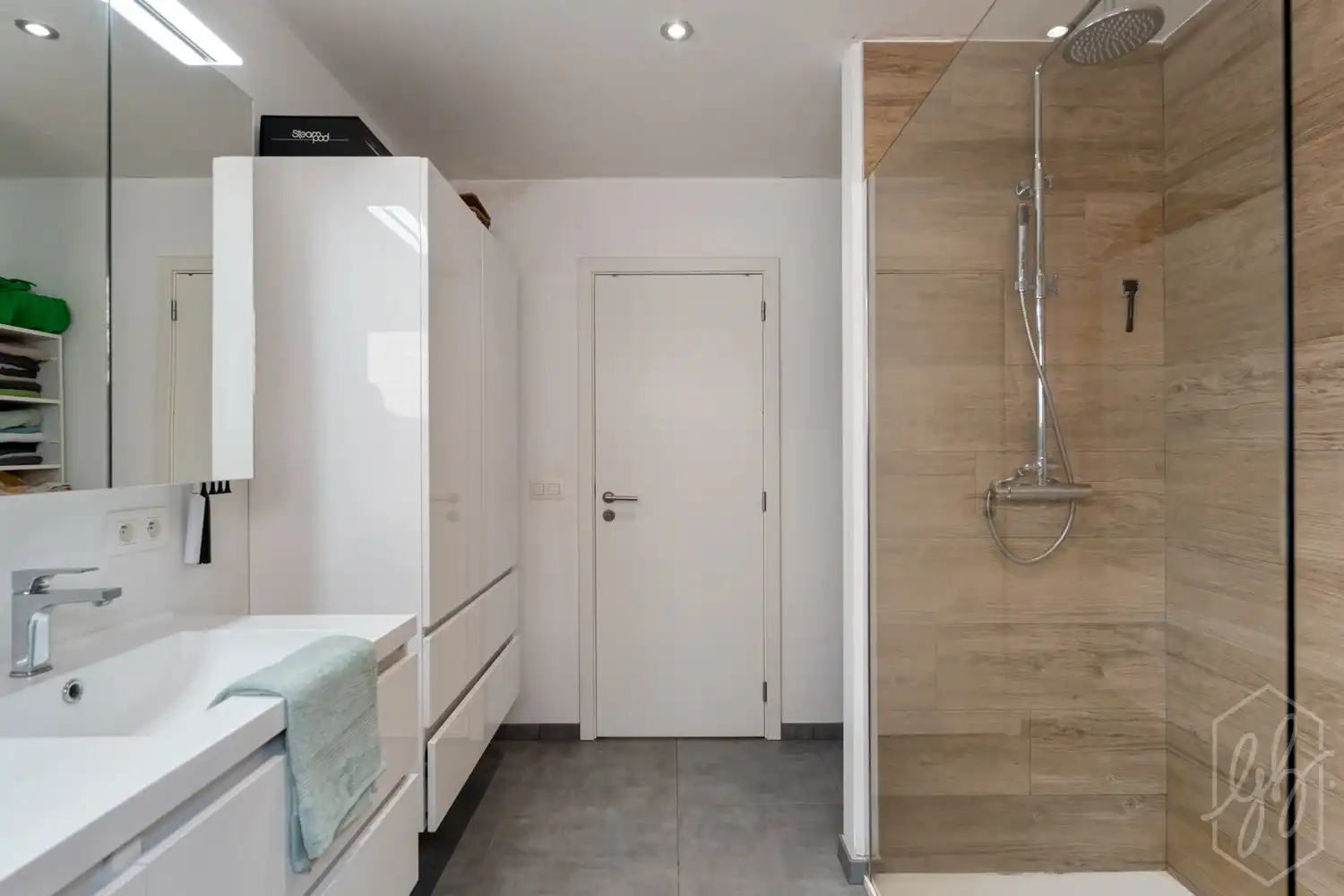 Instapklare BEN woning uit 2019 met zuidgerichte tuin en poolhouse foto 15