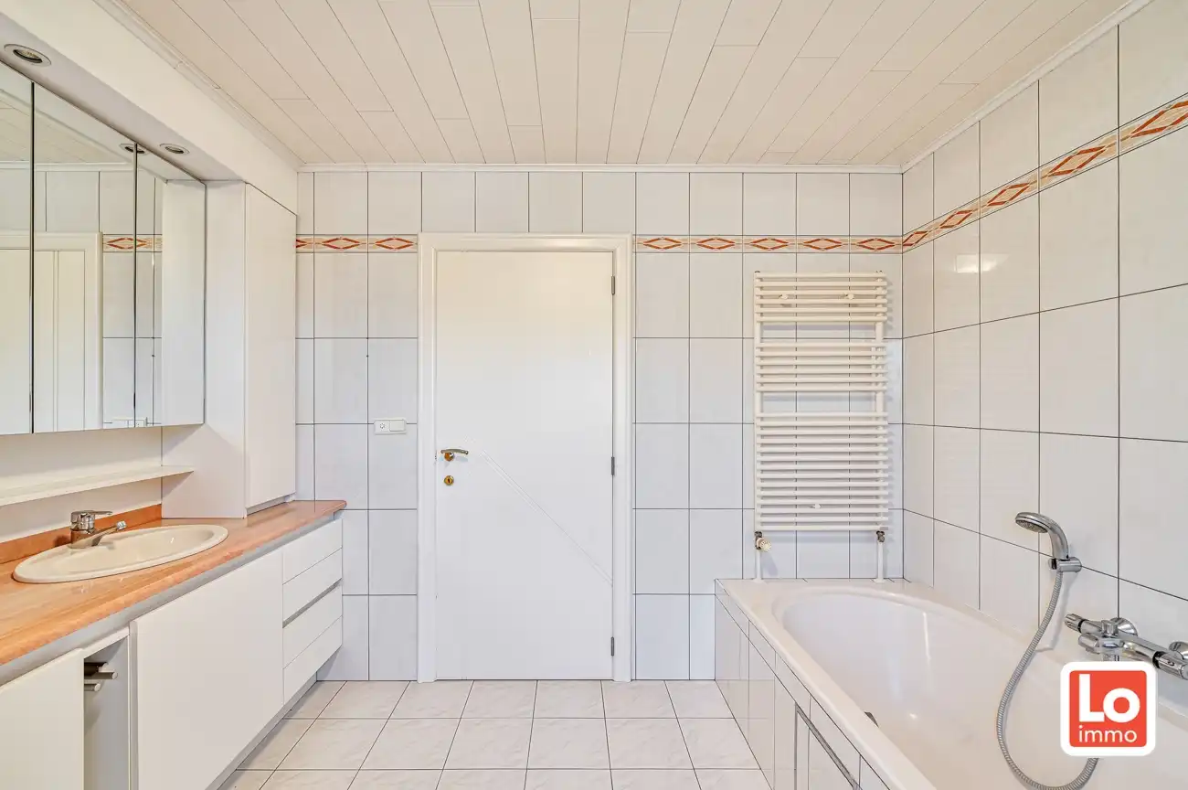 VERKOCHT!! Heel ruime degelijke open woning met praktijkruimte, inpandige garage en ruime gerenoveerde schuur met heel wat potentieel gelegen op een gemakkelijk bereikbare locatie tussen Oostakker en Lochristi! foto 27