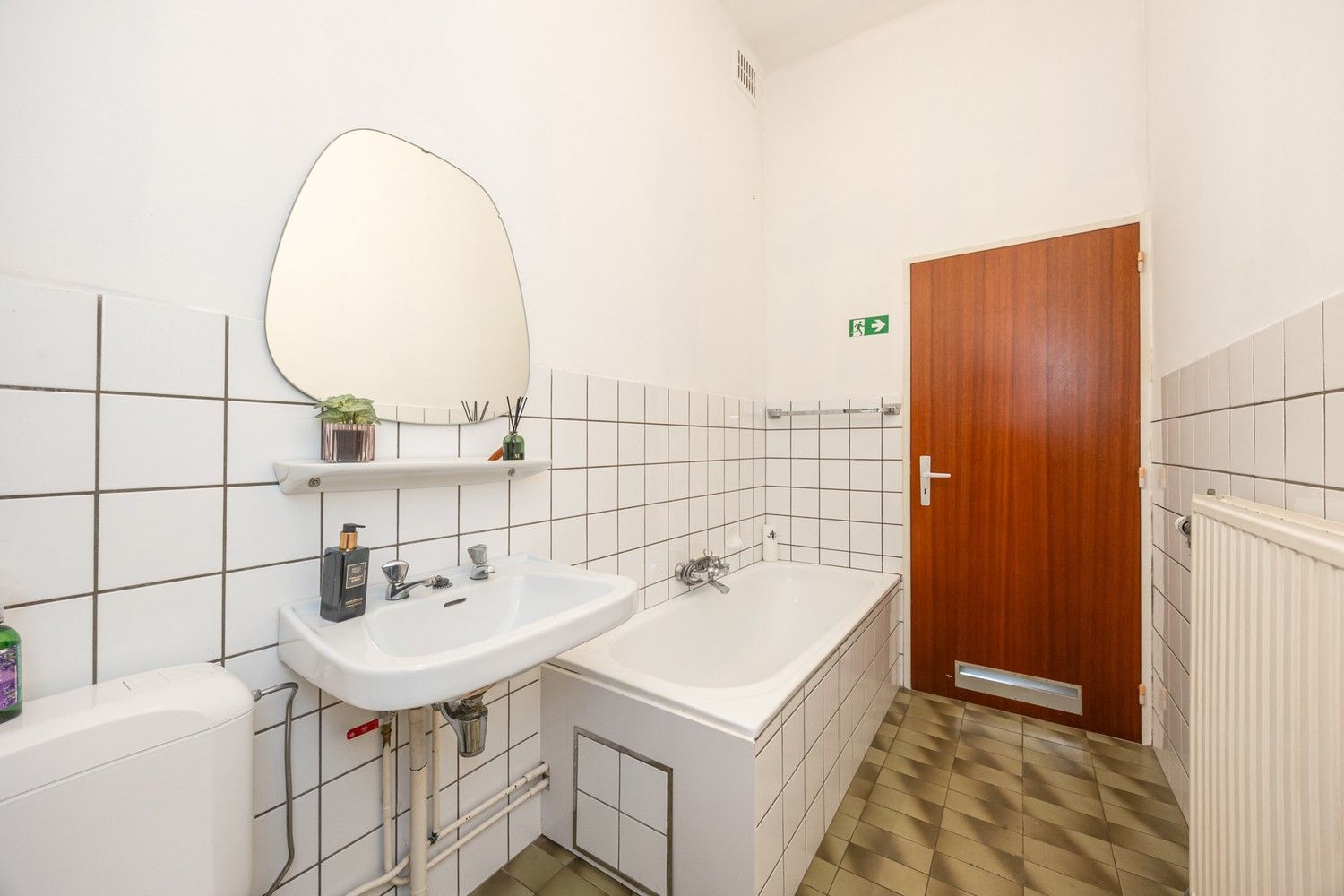 Op te frissen opbrengsteigendom comm. ruimte + 2 app. foto 5