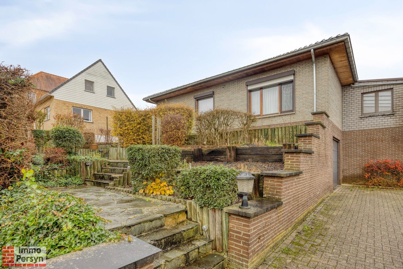 Charmante open bebouwing met praktische indeling in een rustige omgeving foto 2