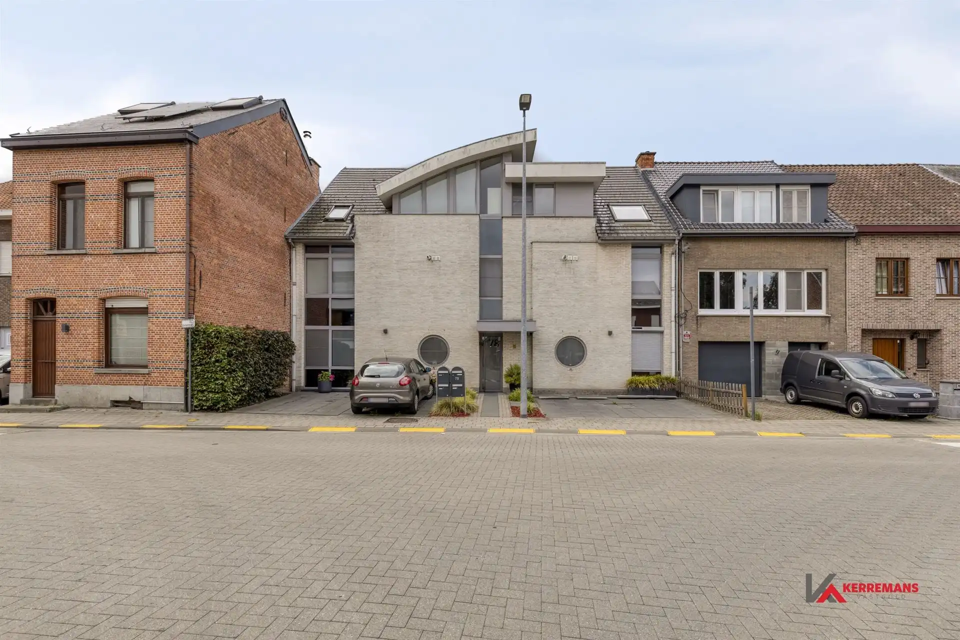 Gelijkvloers appartement met 2 slaapkamers, tuin & garage.  foto {{pictureIndex}}