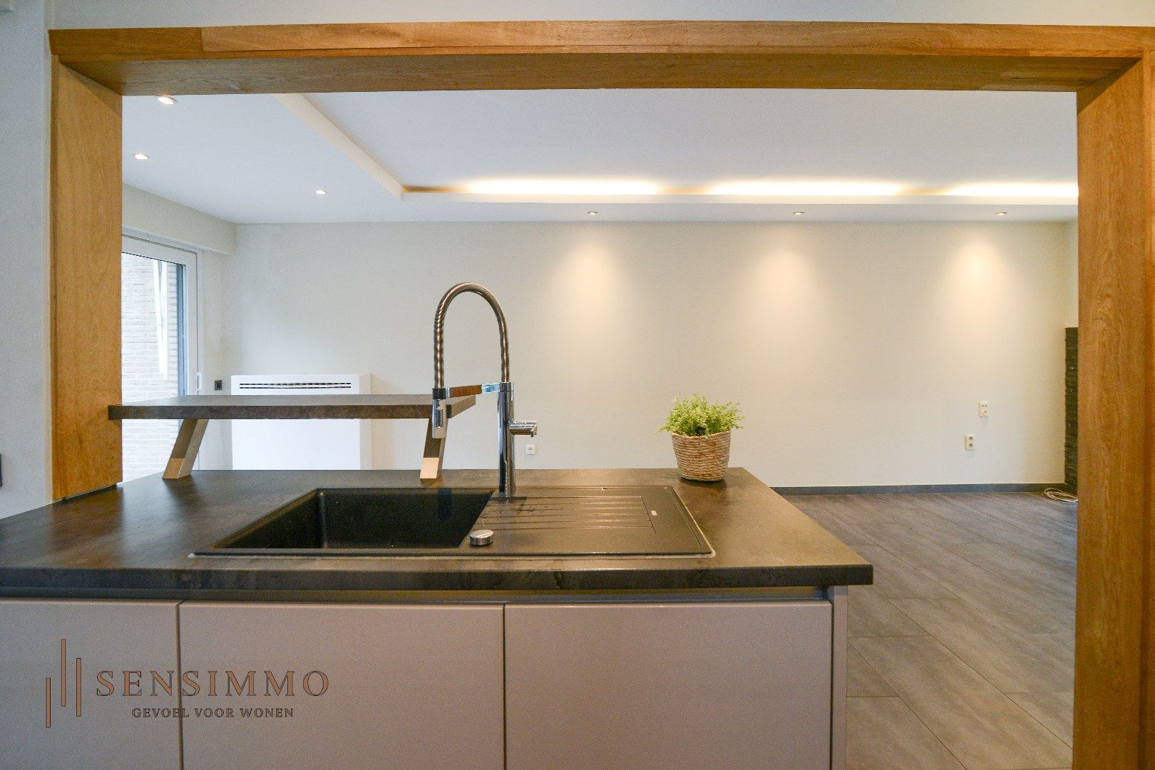 Gerennoveerde halfopen bebouwing met 3 slaakamers, terras, tuin en dubbele garage foto 10