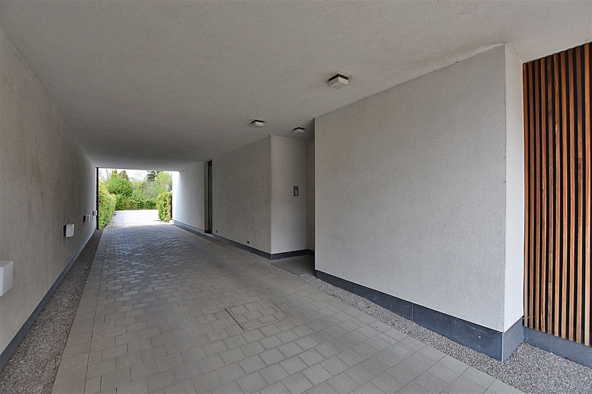 Aangenaam kwalitatief APPARTEMENT (gelijkvloers) met 2 slpks, tuintje/terras, ruime garage (tot 2 wagens) en kelderberging foto 2