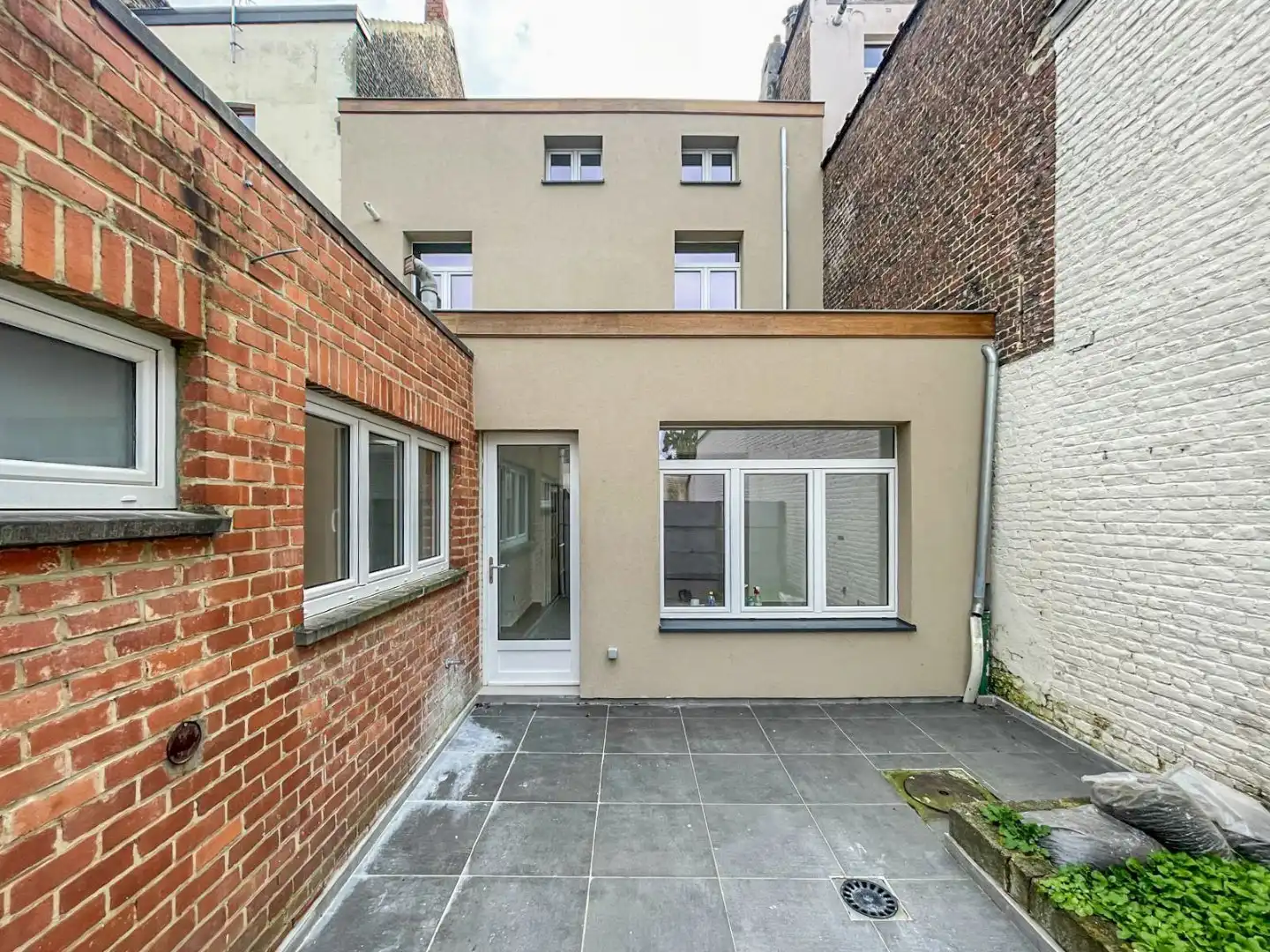 ZEER RUIME, VOLLEDIG GERENOVEERDE WONING ! foto 2