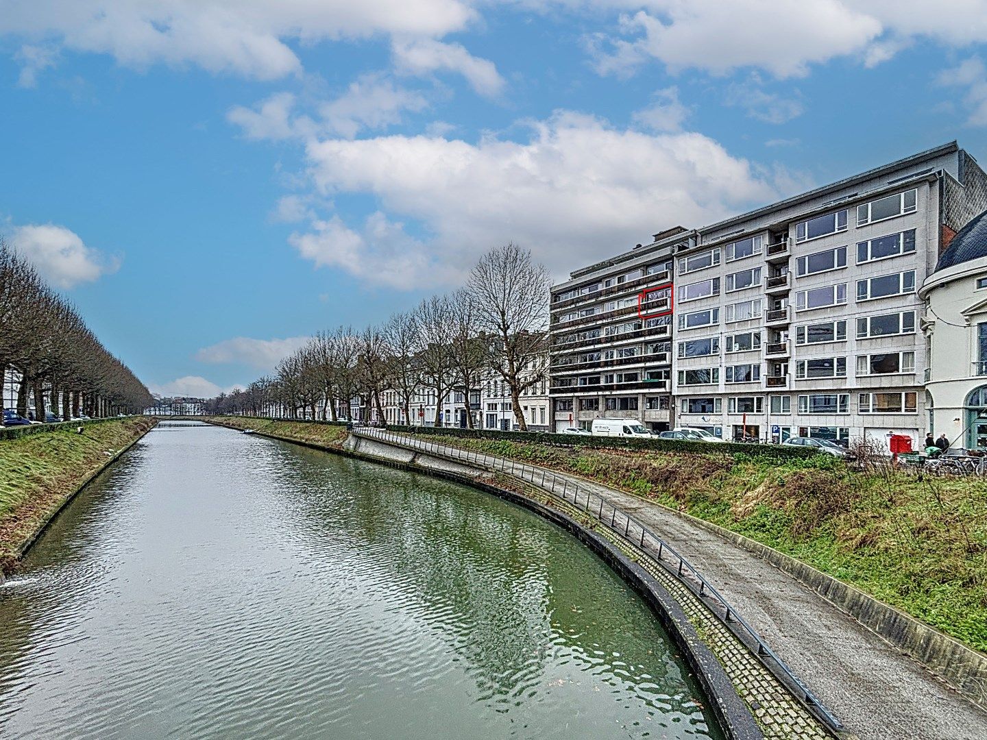 Appartement met twee slaapkamers en prachtig uitzicht over de Rozemarijnbrug en de Coupure. foto {{pictureIndex}}