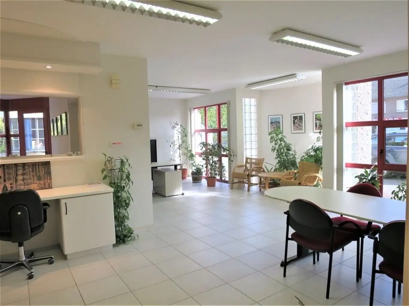 Gelijkvloerse handels/kantoorruimte,veel parkeergelegenheid. foto 4