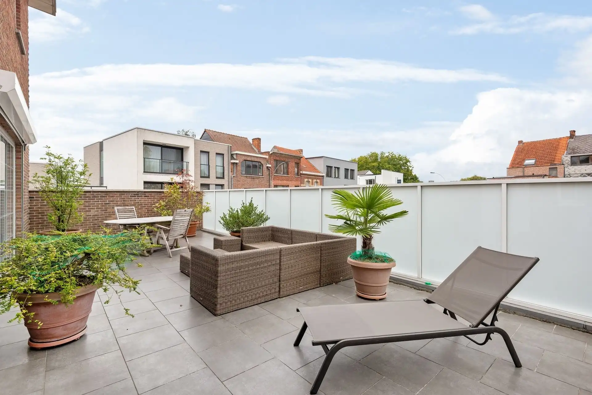 GELIJKVLOERS KANTOOR MET WONING foto 23