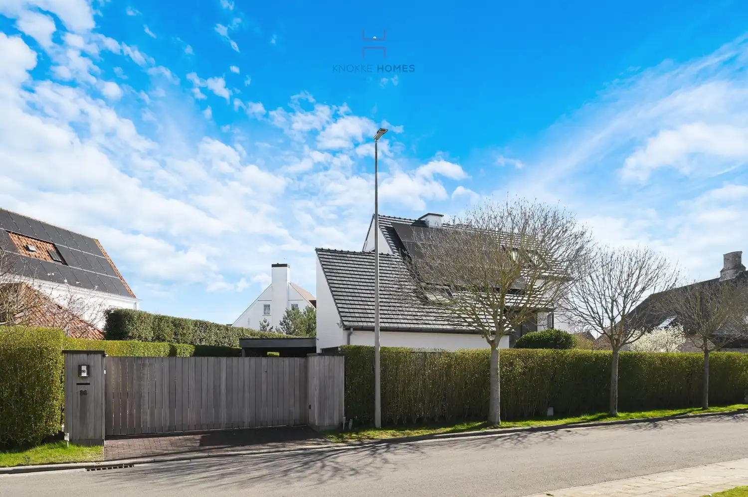 Luxueuze villa met zwembad in een residentiële wijk. foto {{pictureIndex}}