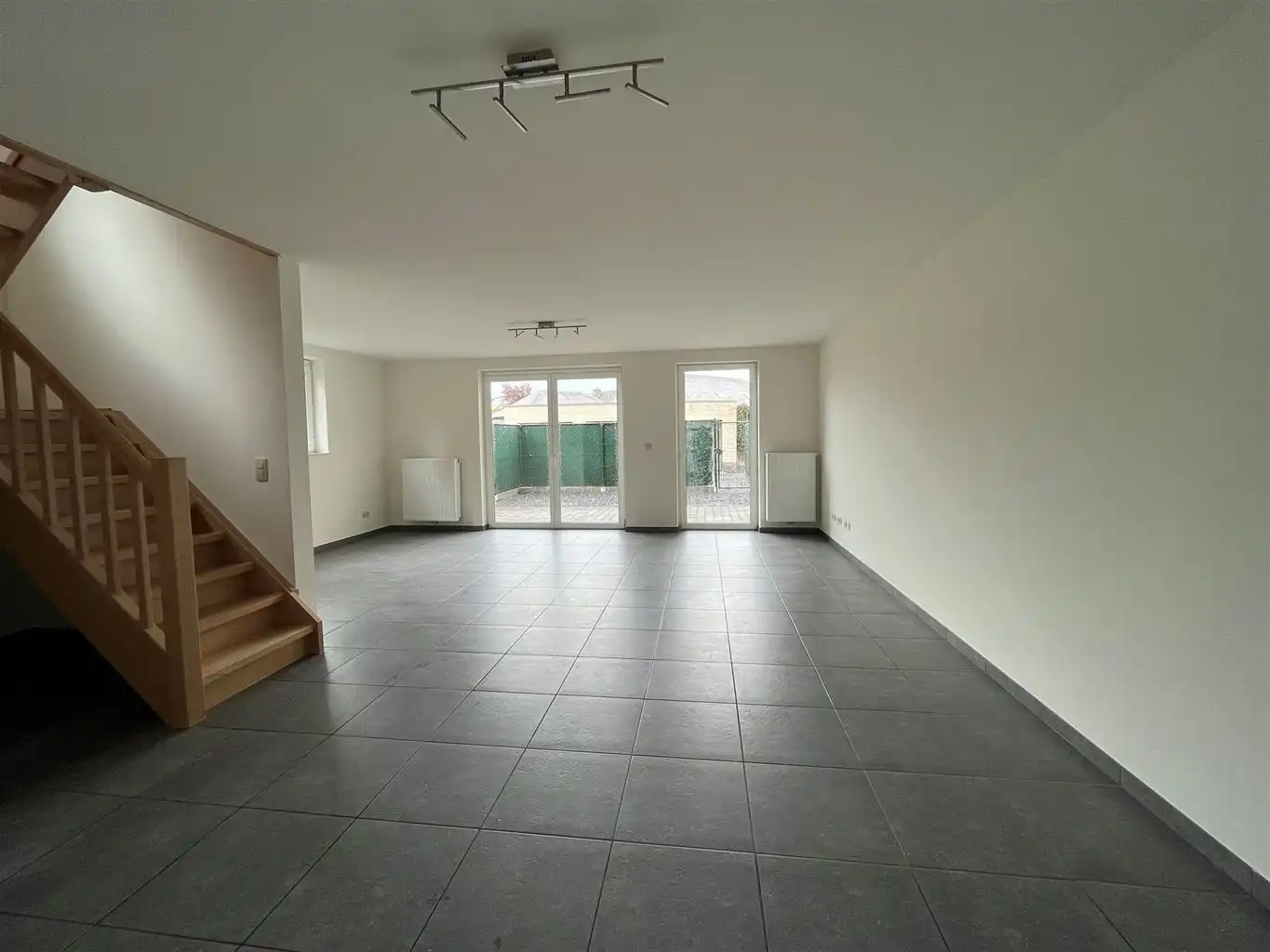 Instapklare stadswoning met 3 slaapkamers, aparte garage en tuintje. foto 2