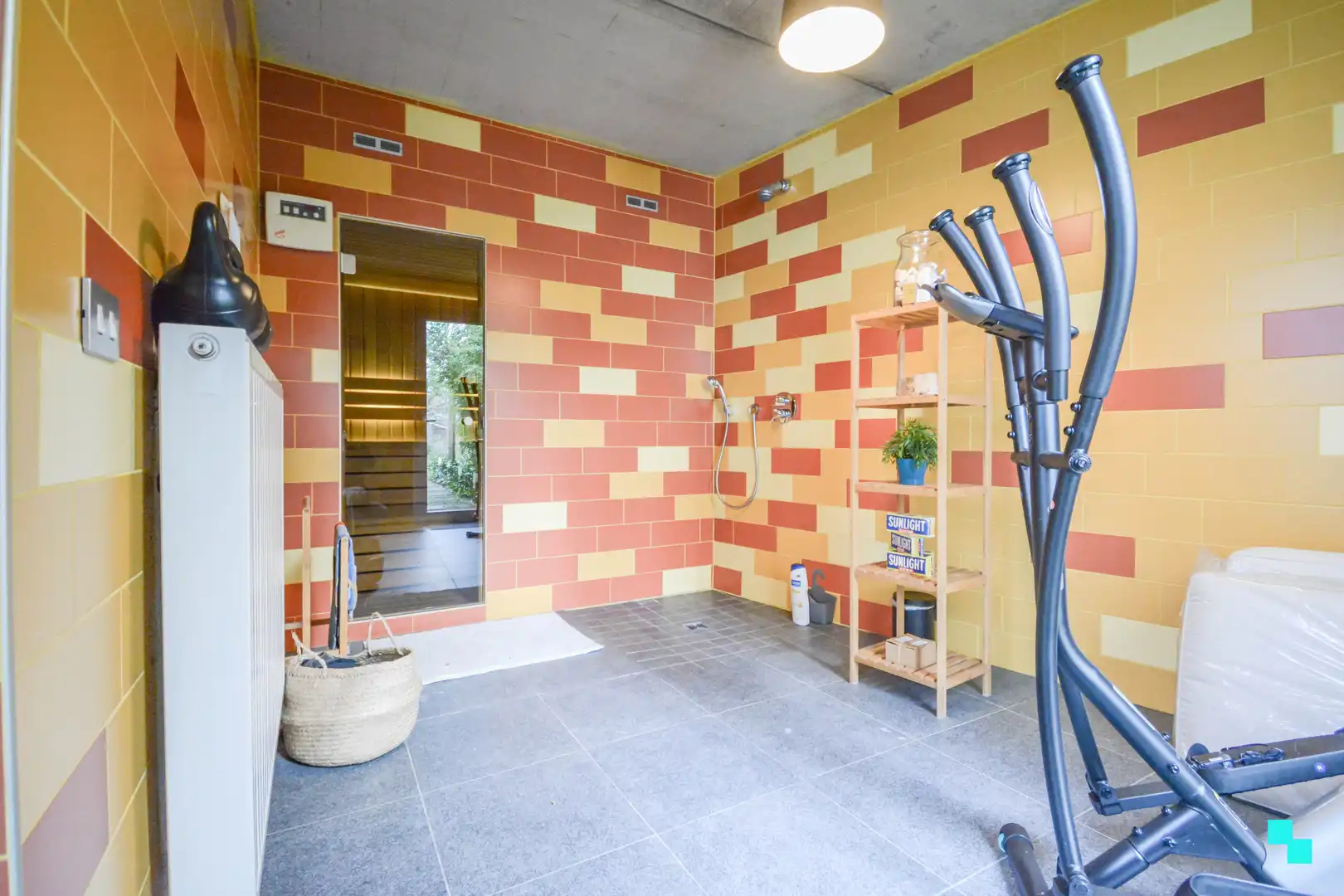 Bijzonder lichtrijke, moderne woning met zwembad te Izegem foto 13