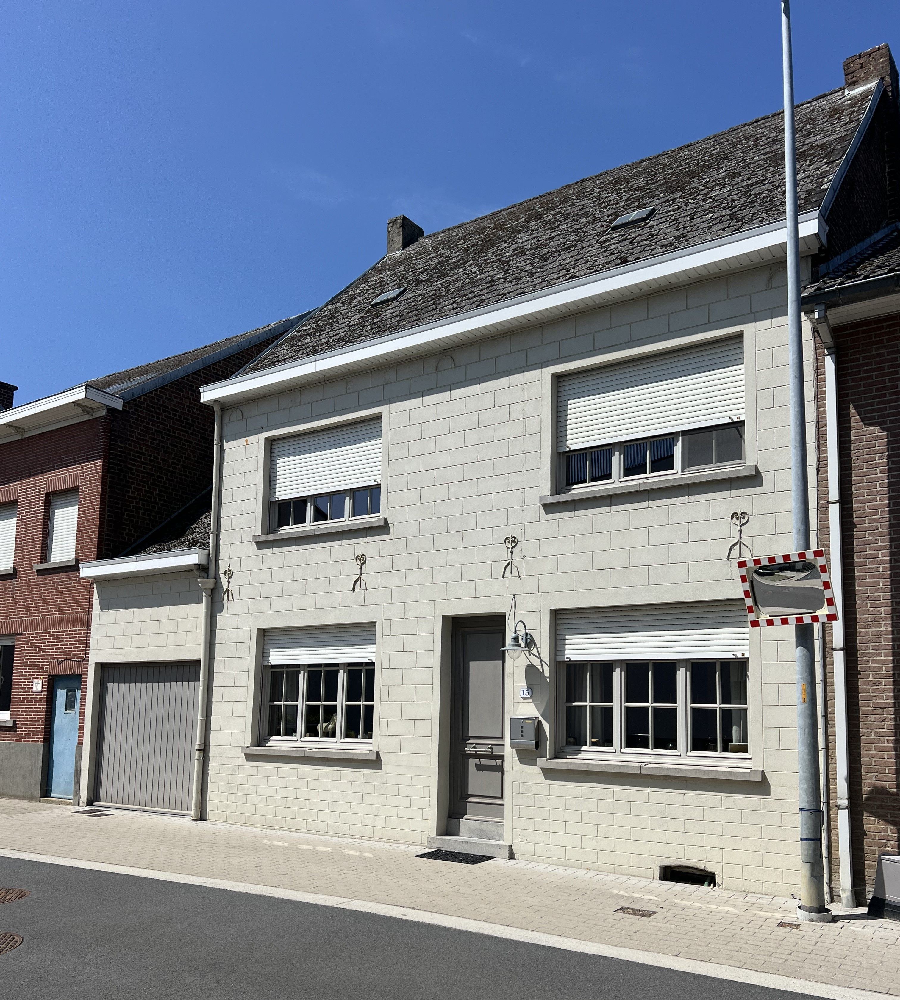 Charmante gerenoveerde woning in 2008 op 439m² met mooie aangelegde tuin en garage.  foto 3