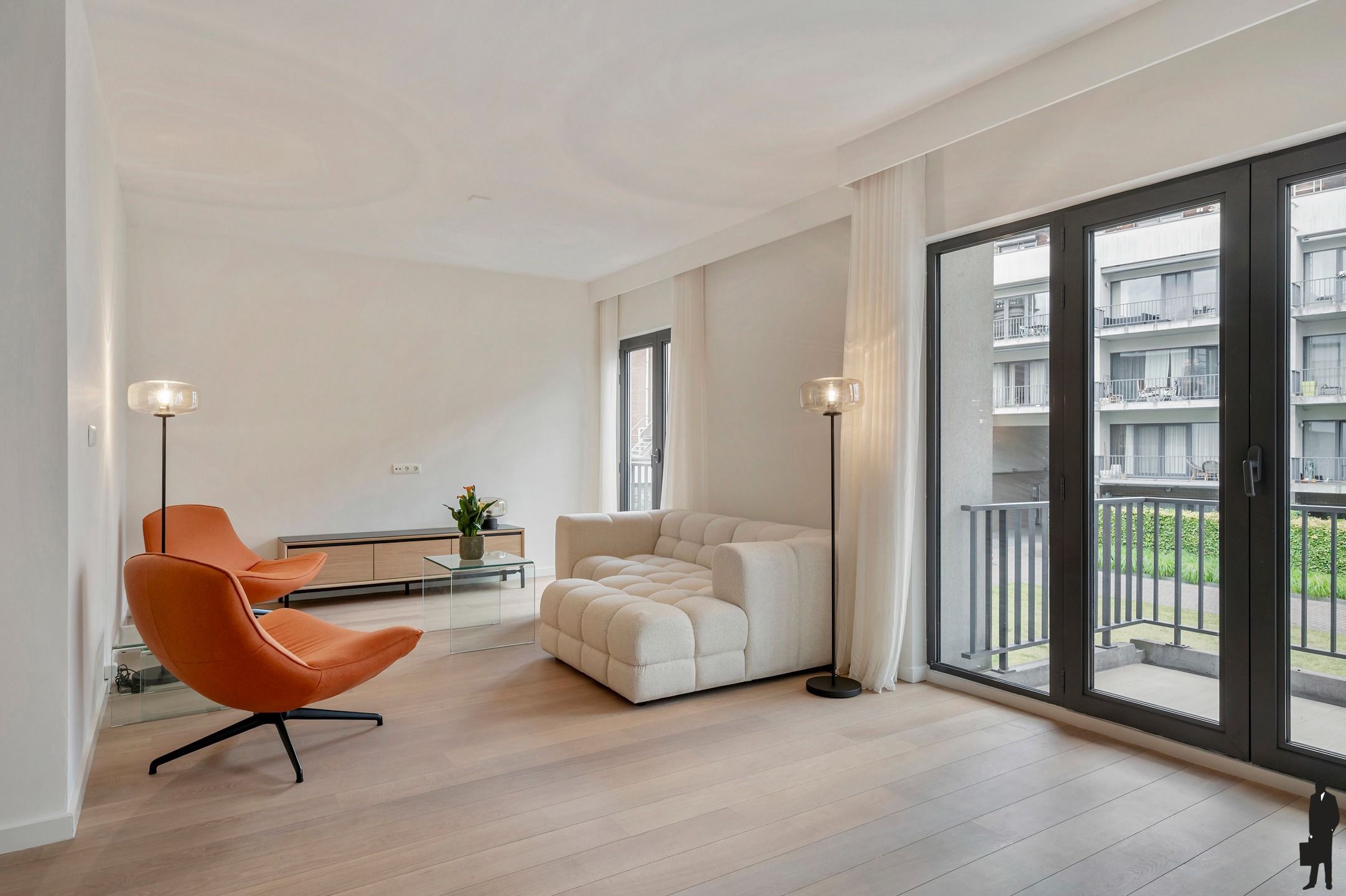Lichtrijk en volledig gerenoveerd appartement met Terras. foto {{pictureIndex}}