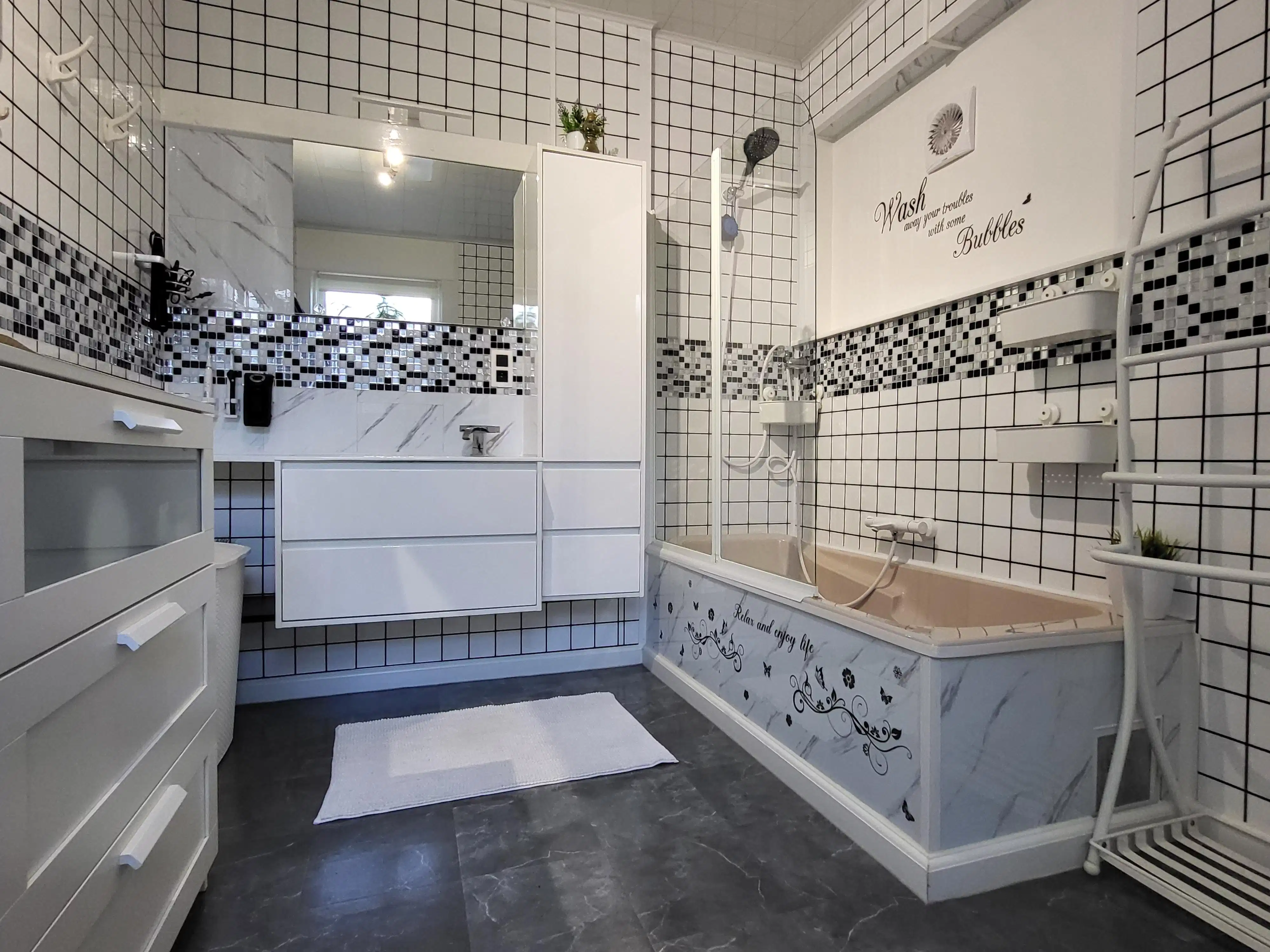 Deze charmante en verrassend ruime woning combineert karakter met hedendaags comfort en is gelegen op een perceel van 341 m² met een zuidwestgericht terras. foto 19