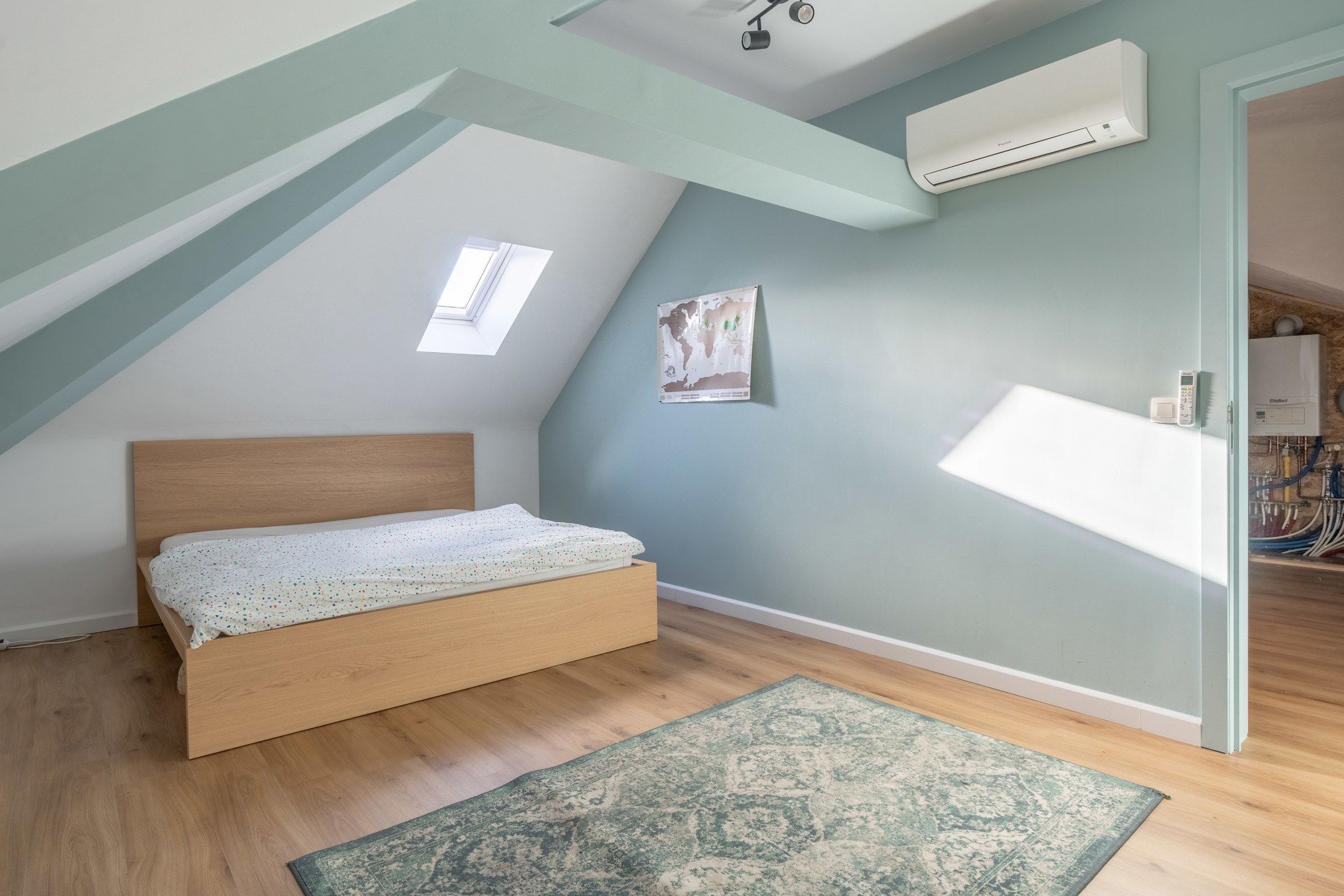 Recent gerenoveerde woning met 4 slpks en zij-ingang! foto 18