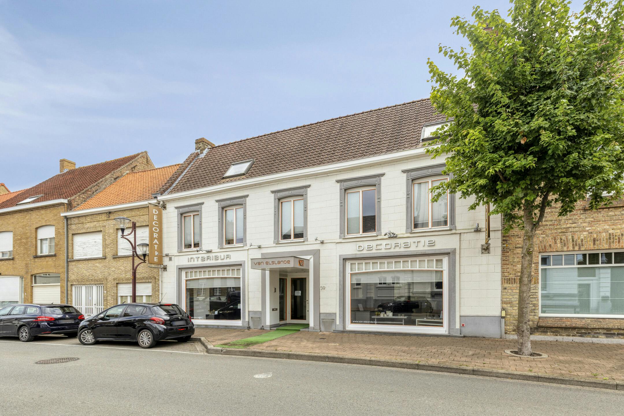 Hoofdfoto van de publicatie: Woning met handelsgelijkvloers, atelier en garages te Veurne