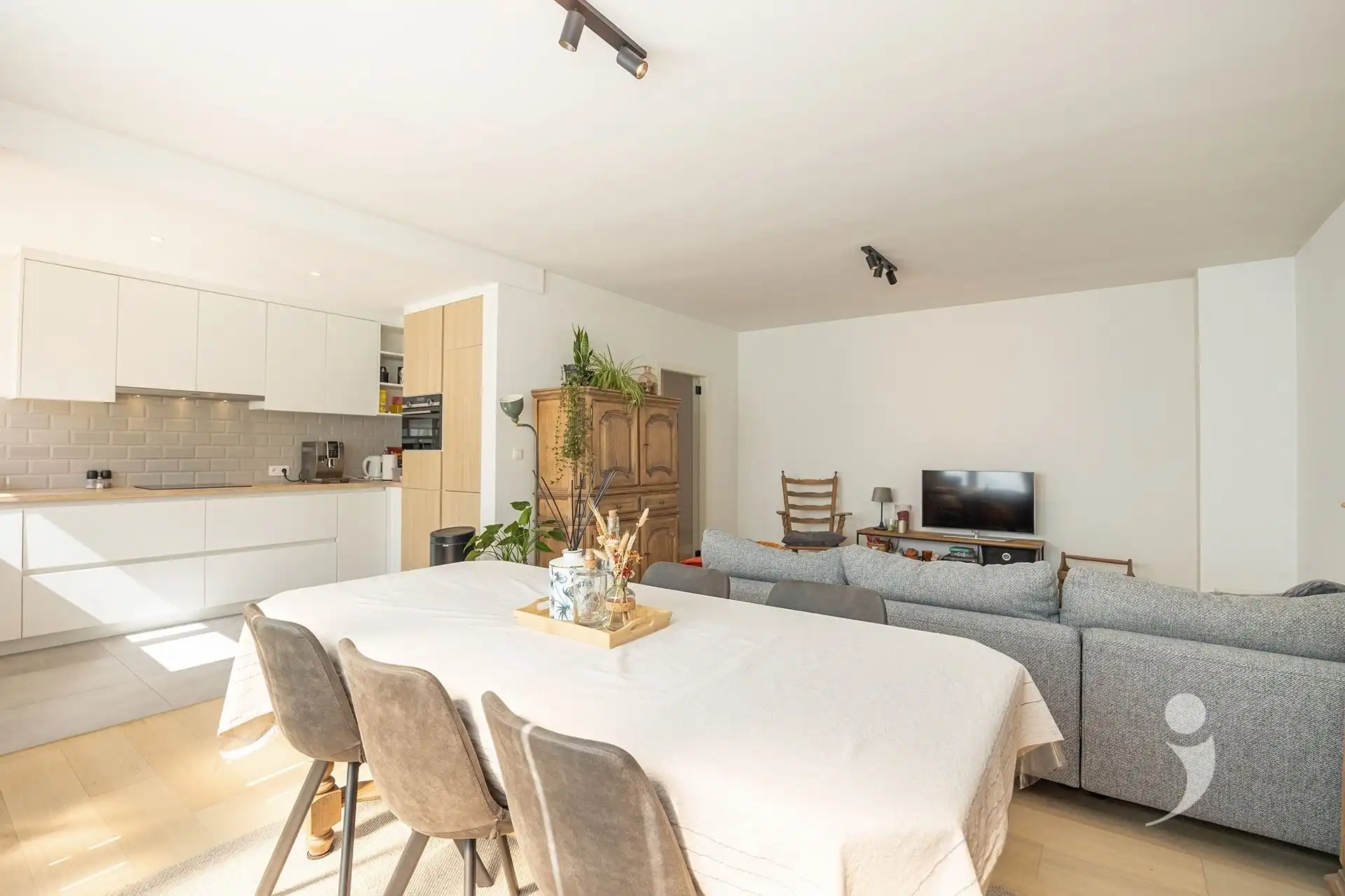 Gerenoveerd appartement met 2 slaapkamers, garagebox en staanplaats foto 6