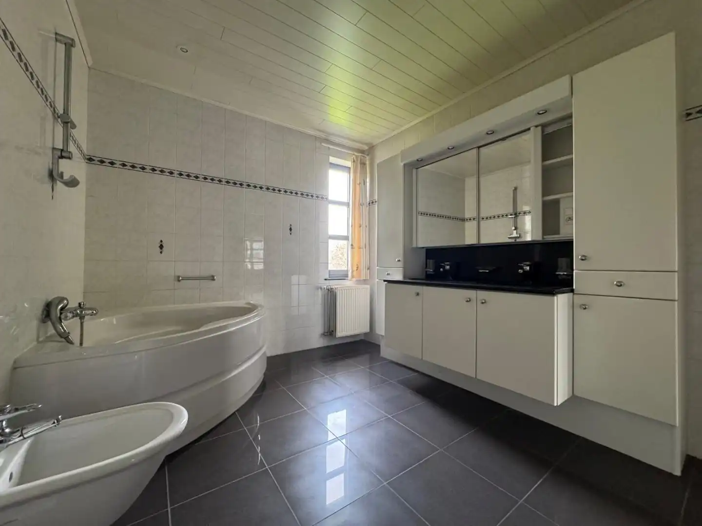 TE HUUR - Op zoek naar een ruim appartement in hartje Merchtem? Welkom Home! foto 18