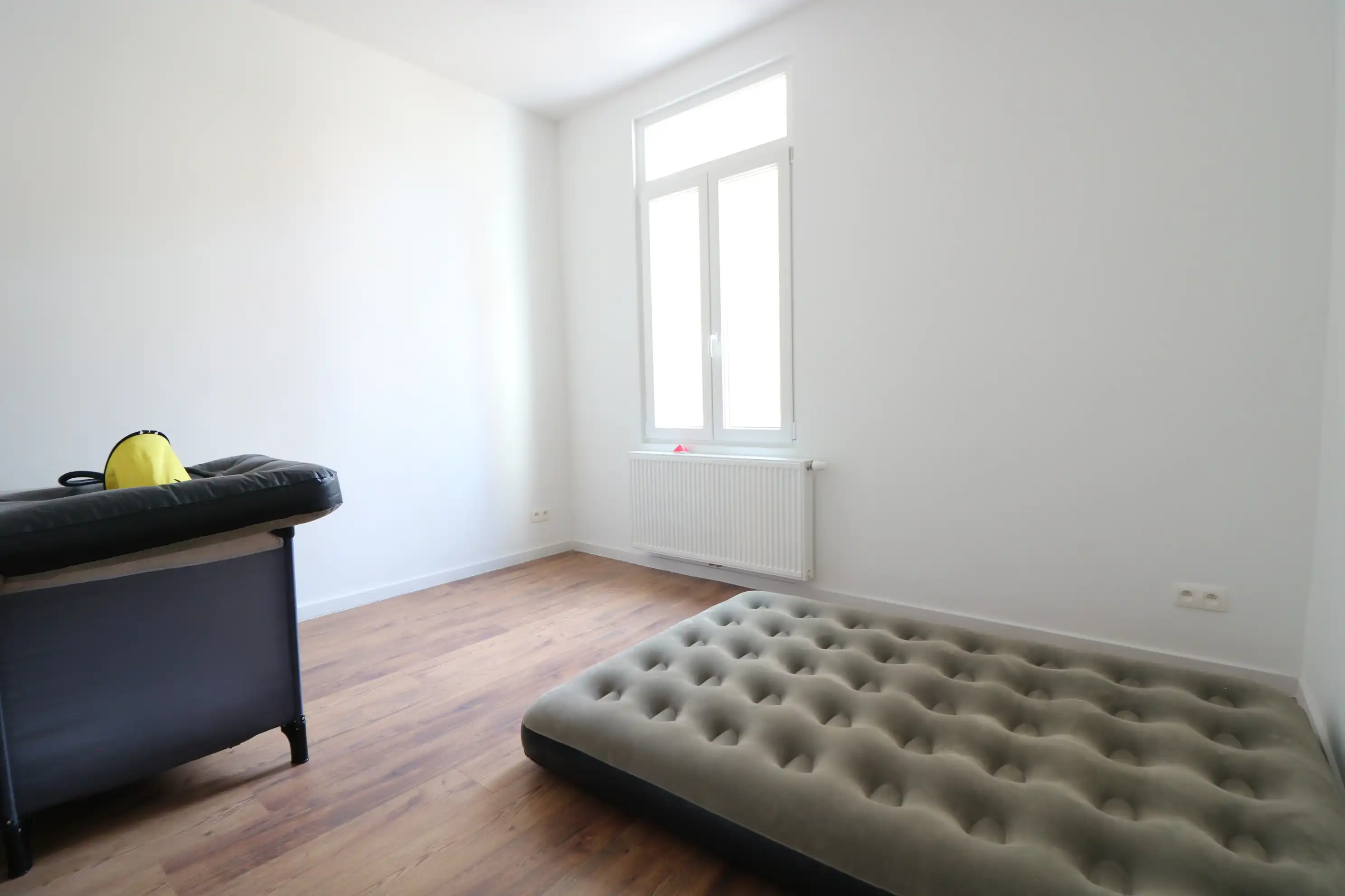 Zeer ruim, volledig gerenoveerd duplexappartement (128m²) met 3 slaapkamers en 2 badkamers. foto 6