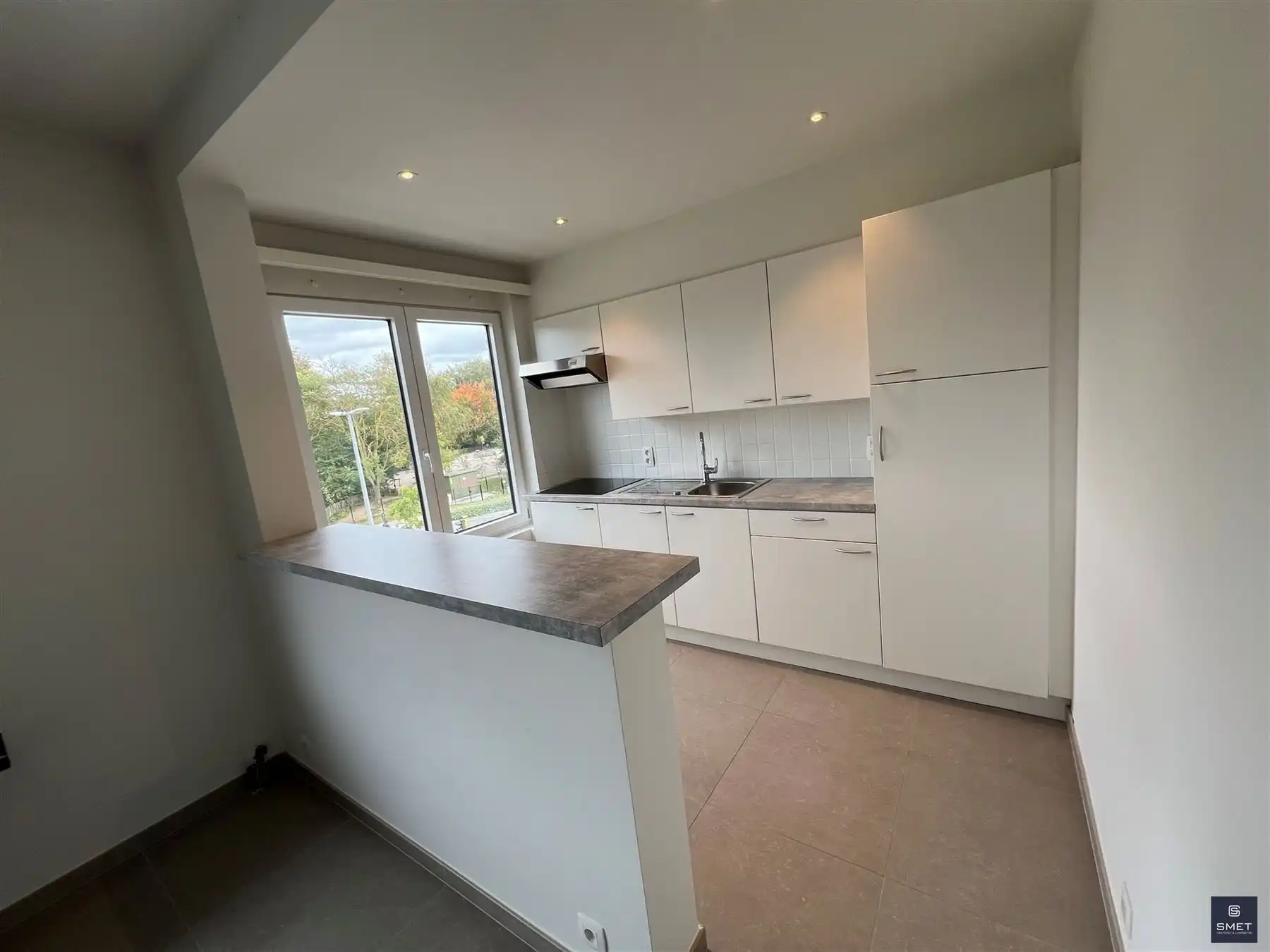 Gerenoveerd appt met 2 slpks, terras en garage foto 9