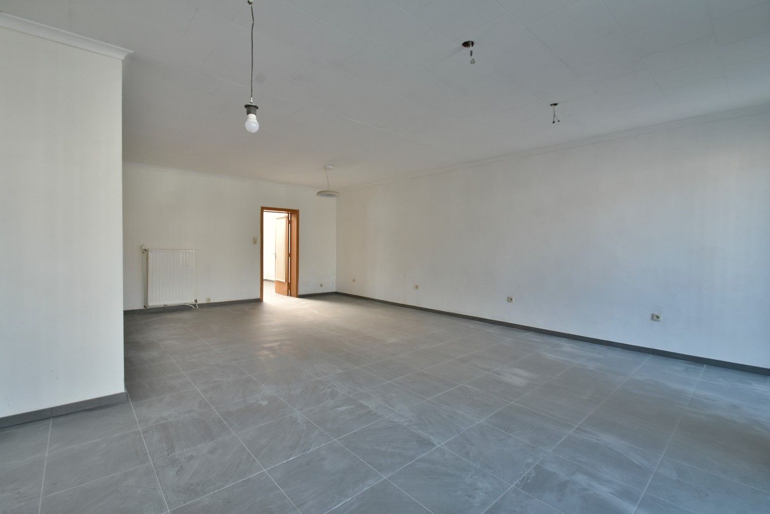 Ruime gerenoveerde woning met maar liefst 7 slaapkamers en handelsmogelijkheden op een gunstige locatie nabij Maastricht foto 5