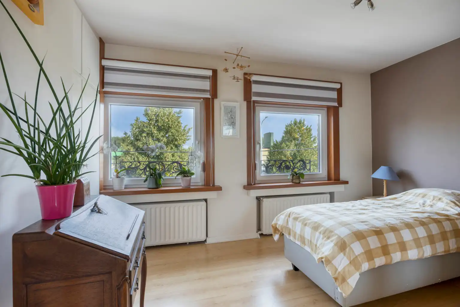 Instapklare woning met 4 slaapkamers, tuin & 2 garages foto 16
