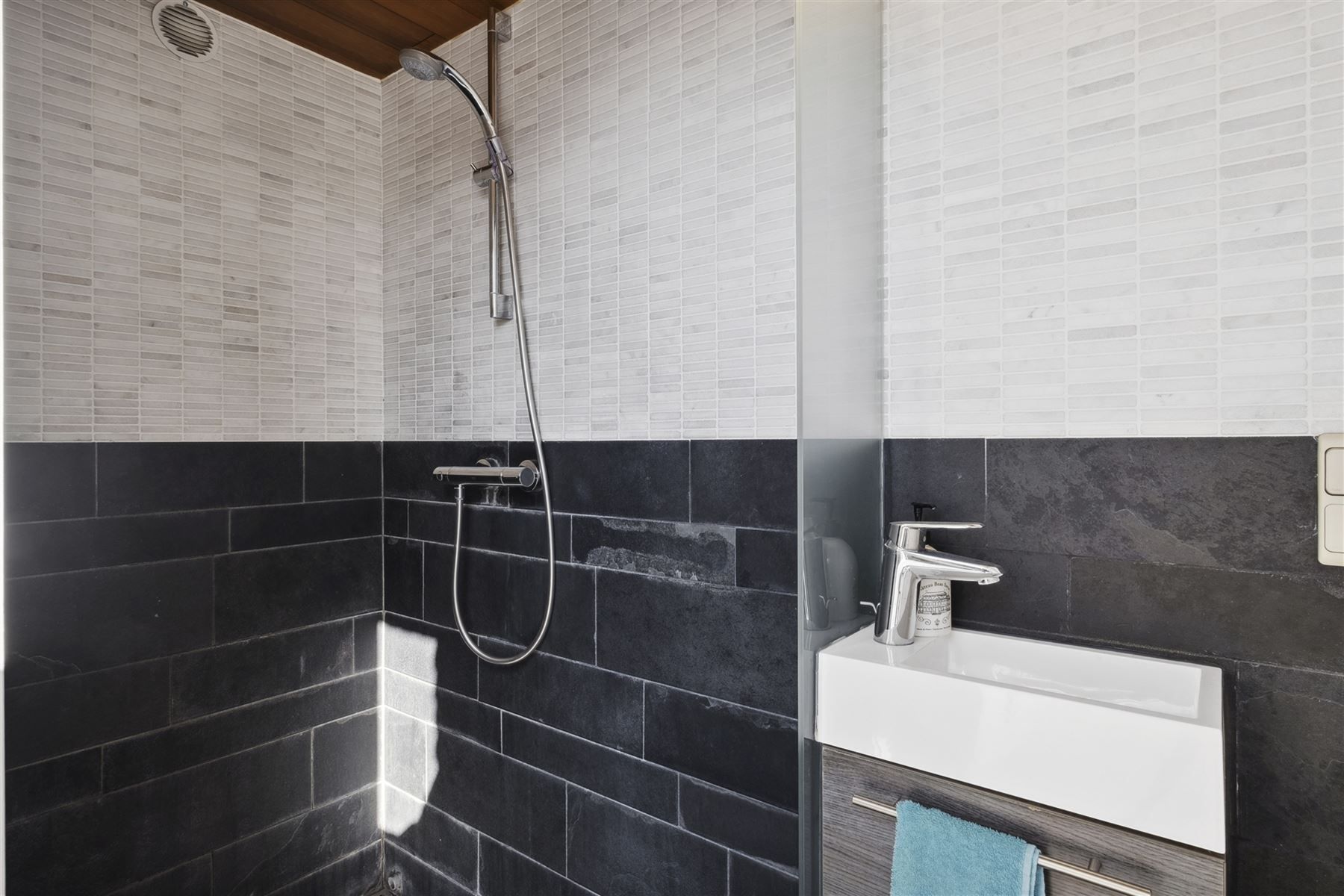Intapklare halfopen bebouwing met drie slaapkamers en bureau foto 12