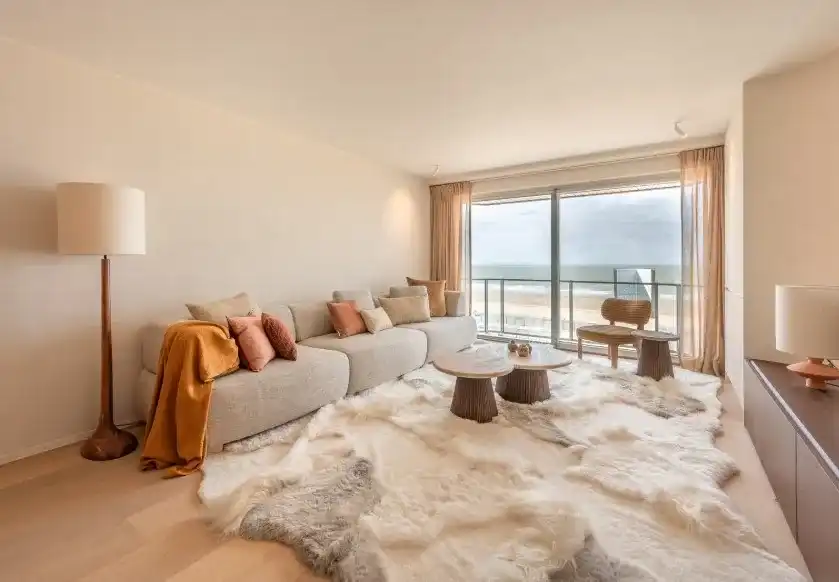 Exclusief gerenoveerd appartement met frontaal zeezicht op toplocatie in het Zoute foto {{pictureIndex}}