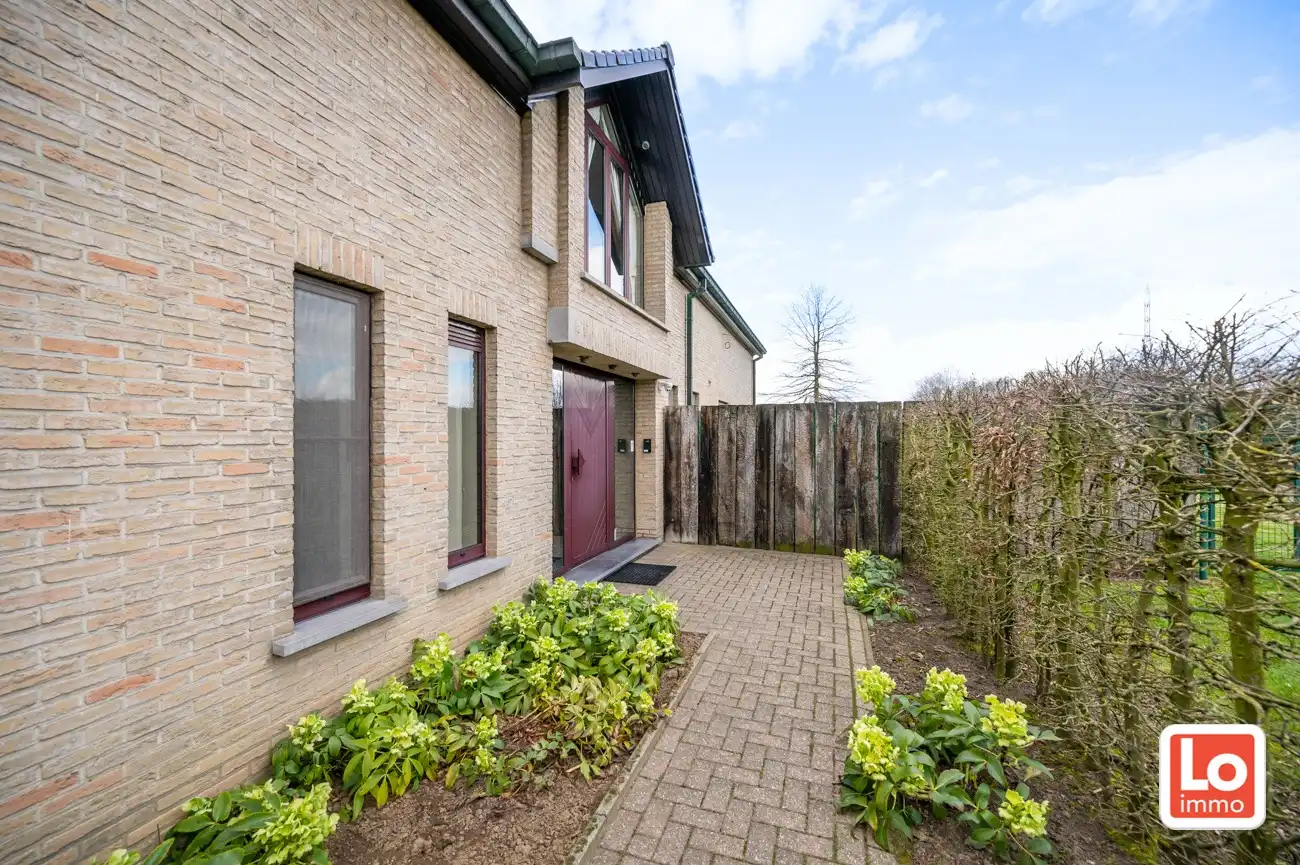 VERKOCHT!! Heel ruime degelijke open woning met praktijkruimte, inpandige garage en ruime gerenoveerde schuur met heel wat potentieel gelegen op een gemakkelijk bereikbare locatie tussen Oostakker en Lochristi! foto 4