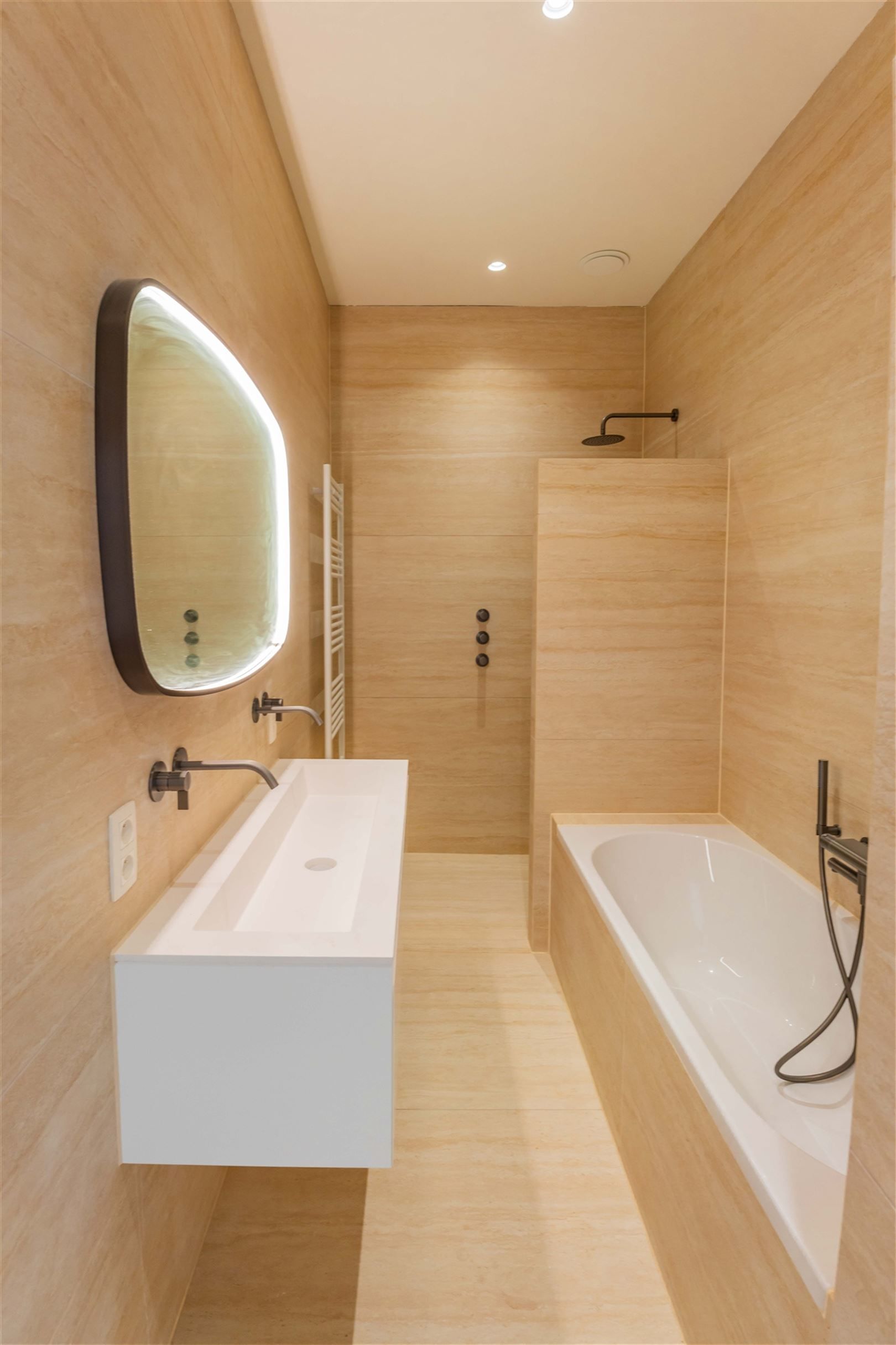Grandeur in topnotch renovatieproject foto 6