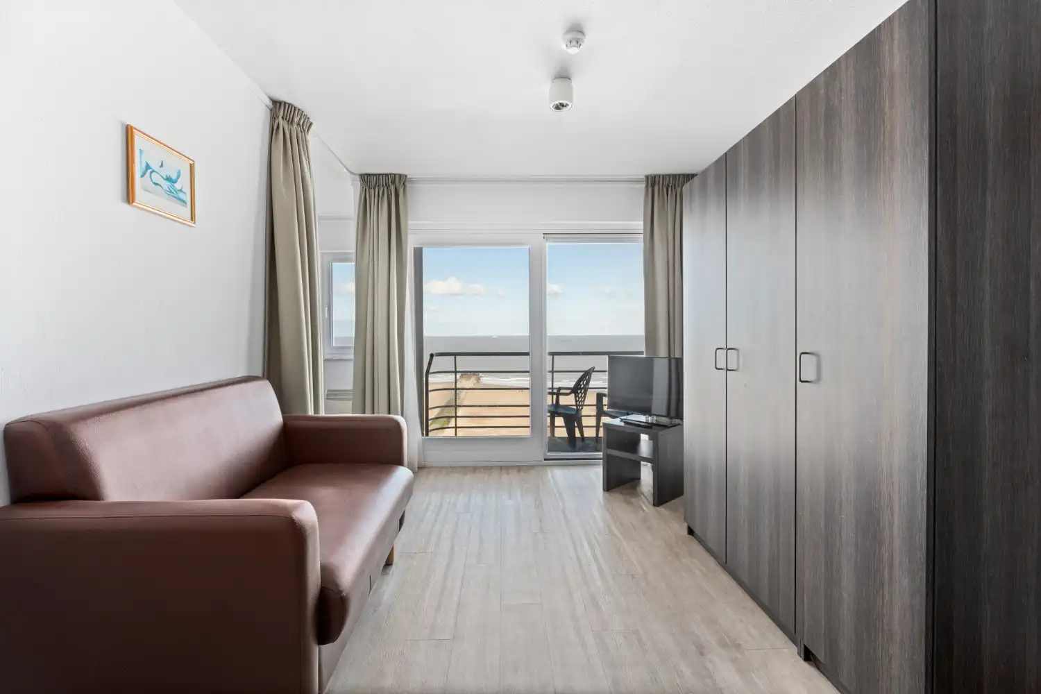 Twee slaapkamer appartement met frontaal zeezicht foto {{pictureIndex}}