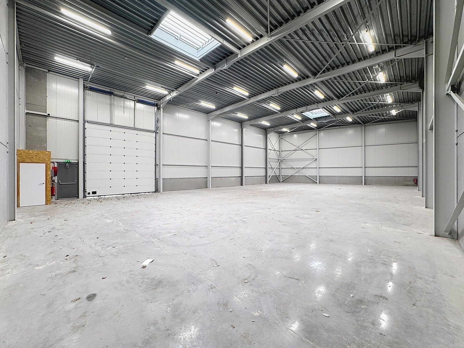NB MAGAZIJN (456m²) met elektrische sectionaalpoort en sanitair blok te huur op industriezone "Herdersbrug" te 8000 Brugge foto 3